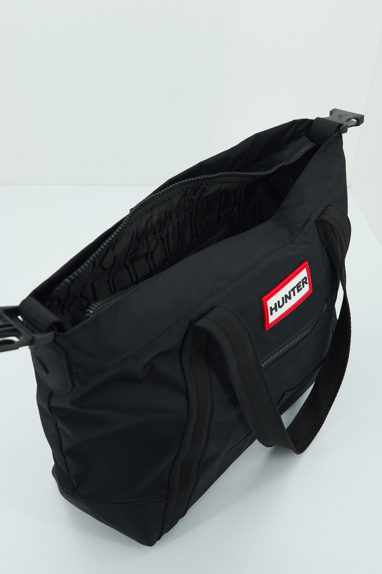 HUNTER TOTE NYLON MIDI en color NEGRO (4)