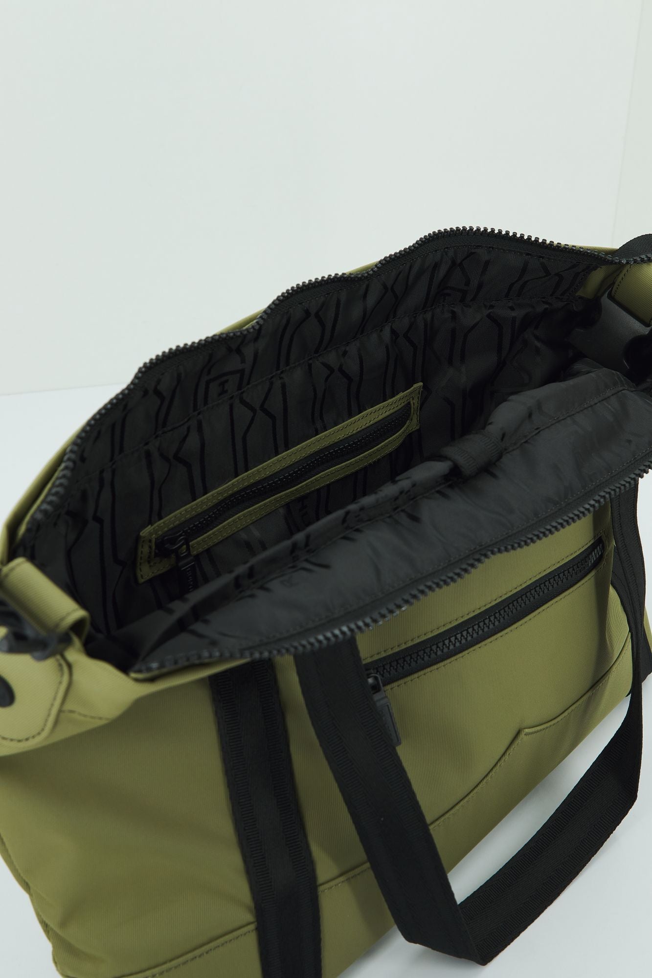 HUNTER TOTE NYLON MIDI en color VERDE (4)