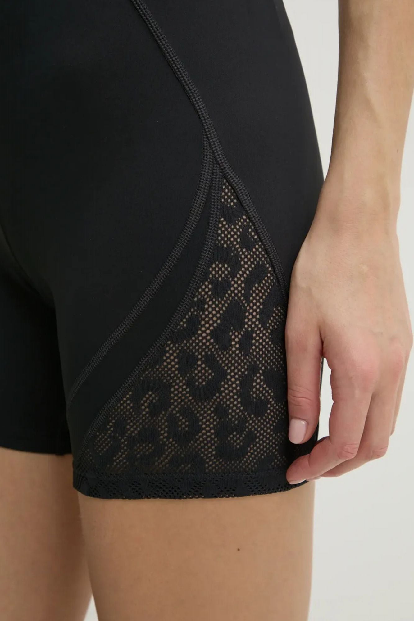 REEBOK MESH HR BIKE SHORT en color NEGRO (3)