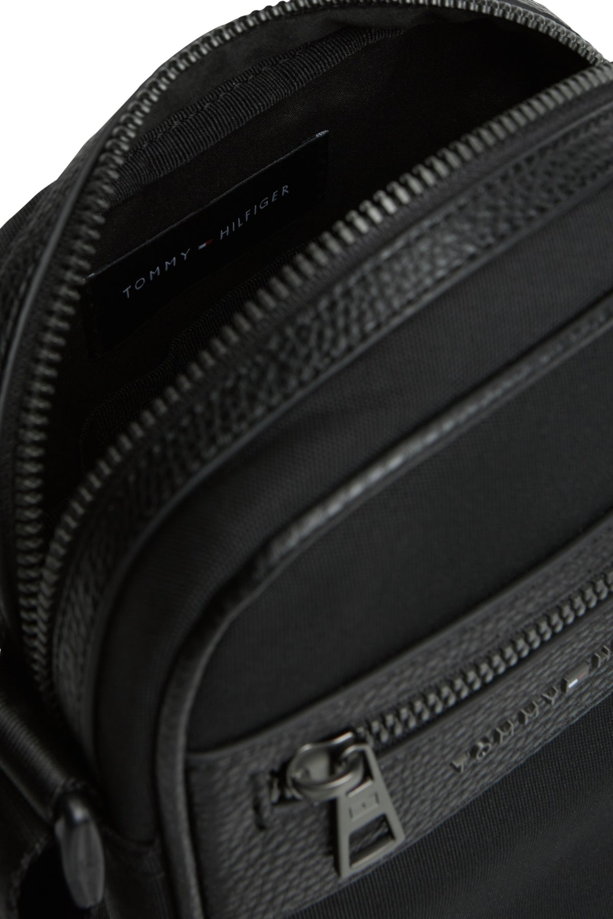 TOMMY HILFIGER TH REPREVE MINI REPORTER en color (3)