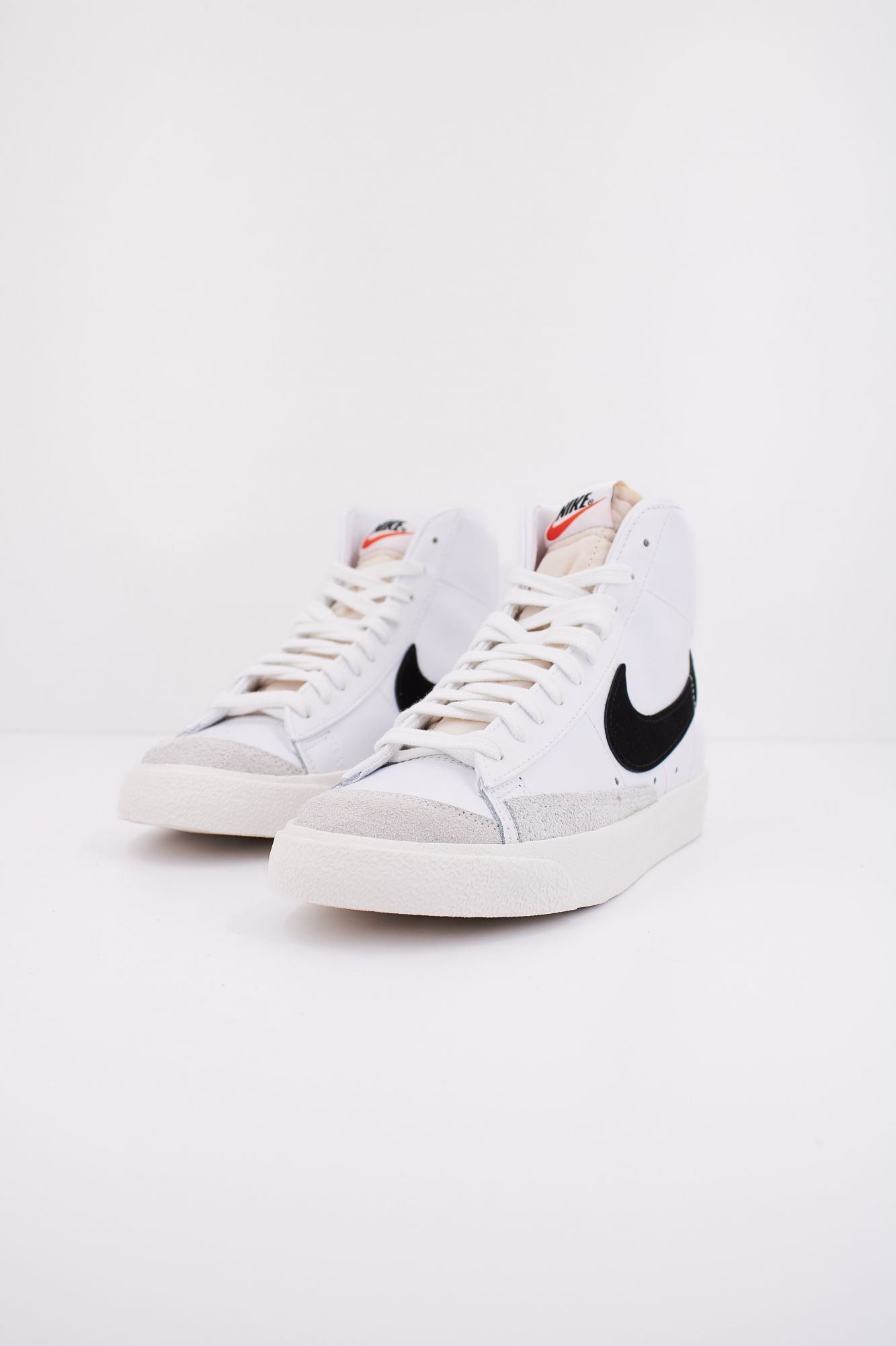 NIKE W BLAZER MID '77 en color BLANCO (2)