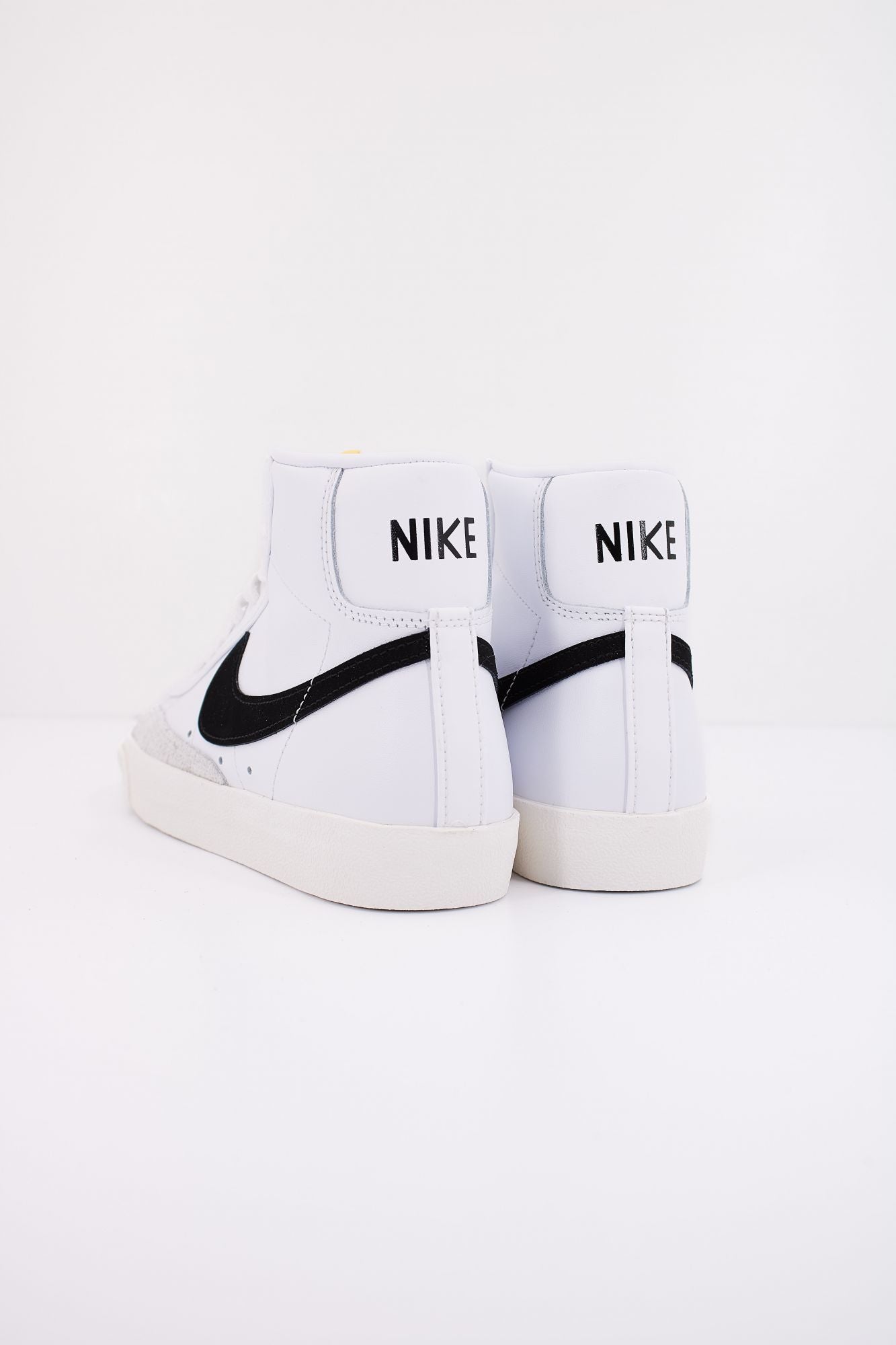 NIKE W BLAZER MID '77 en color BLANCO (4)