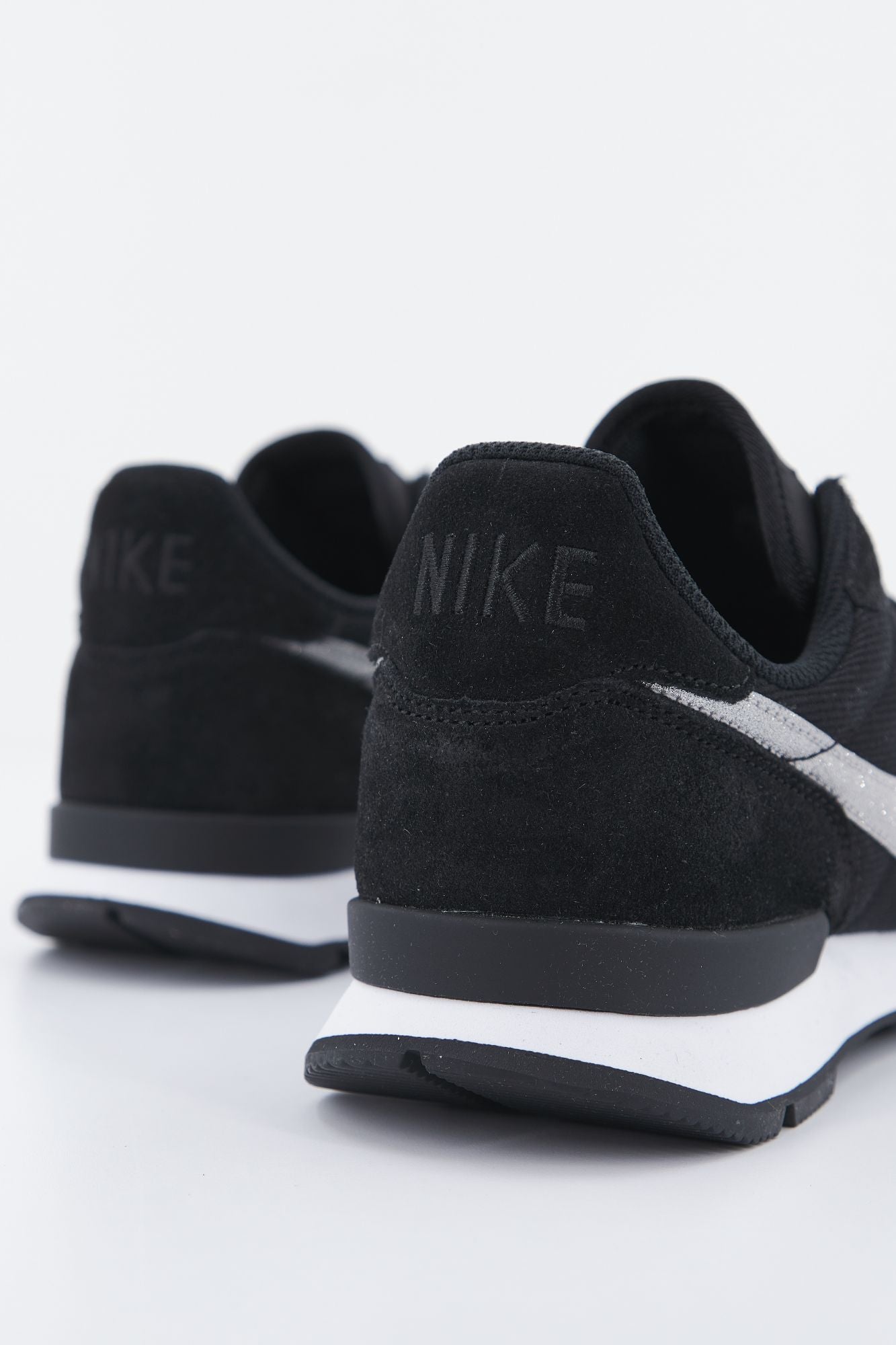 NIKE W INTERNATIONALIST en color NEGRO (3)