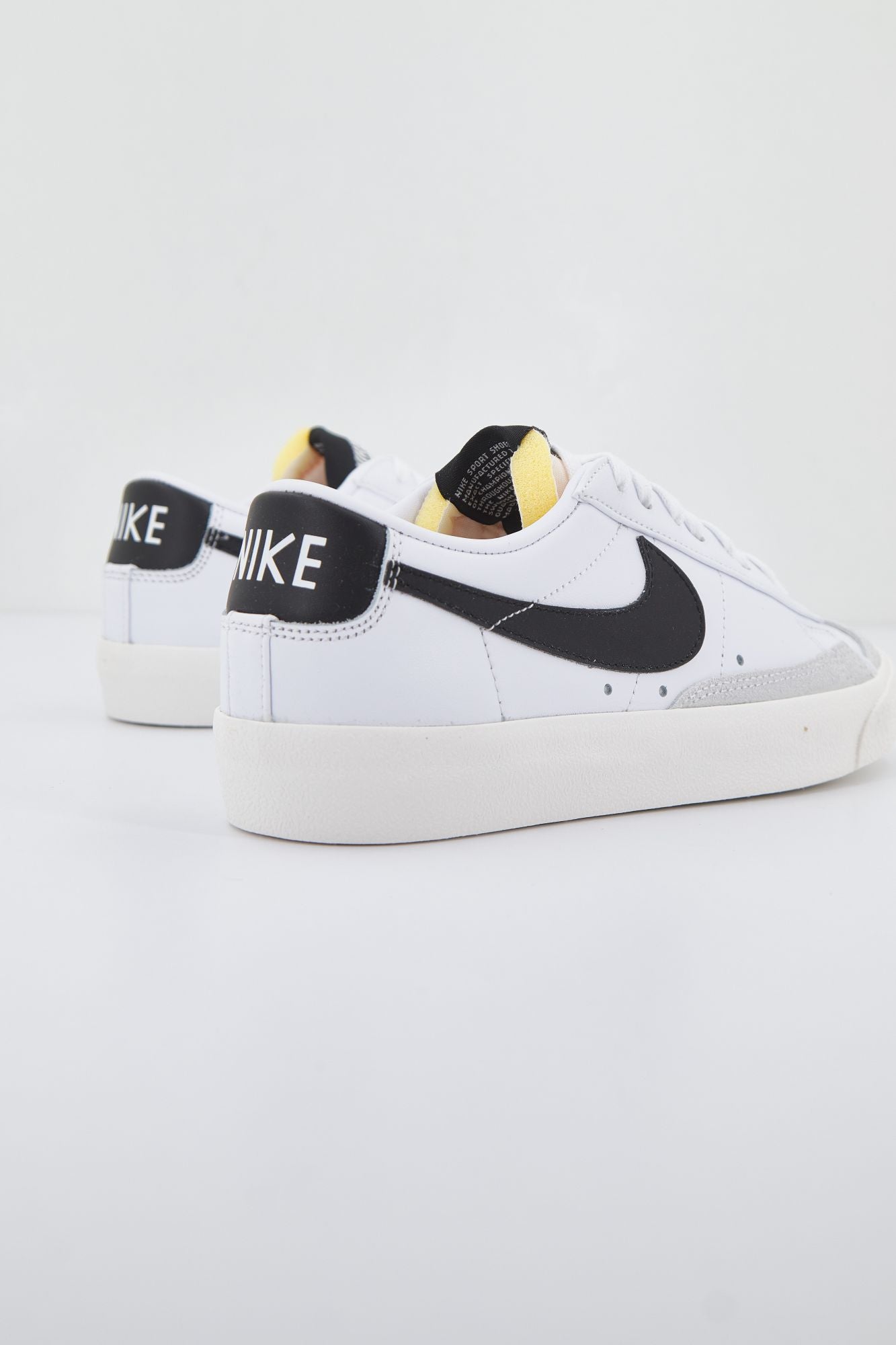 NIKE BLAZER LOW '77 en color BLANCO (2)