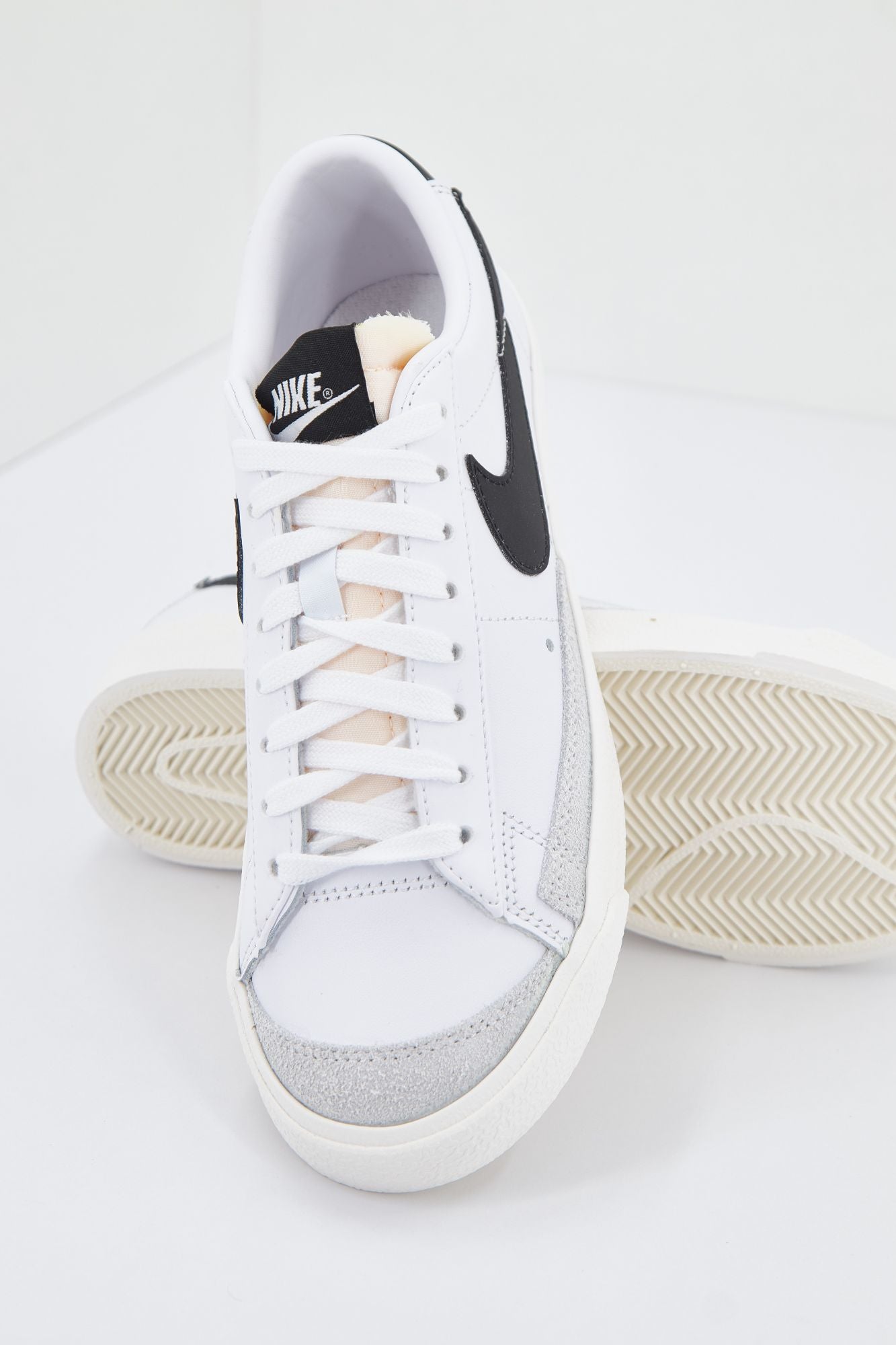 NIKE BLAZER LOW '77 en color BLANCO (3)