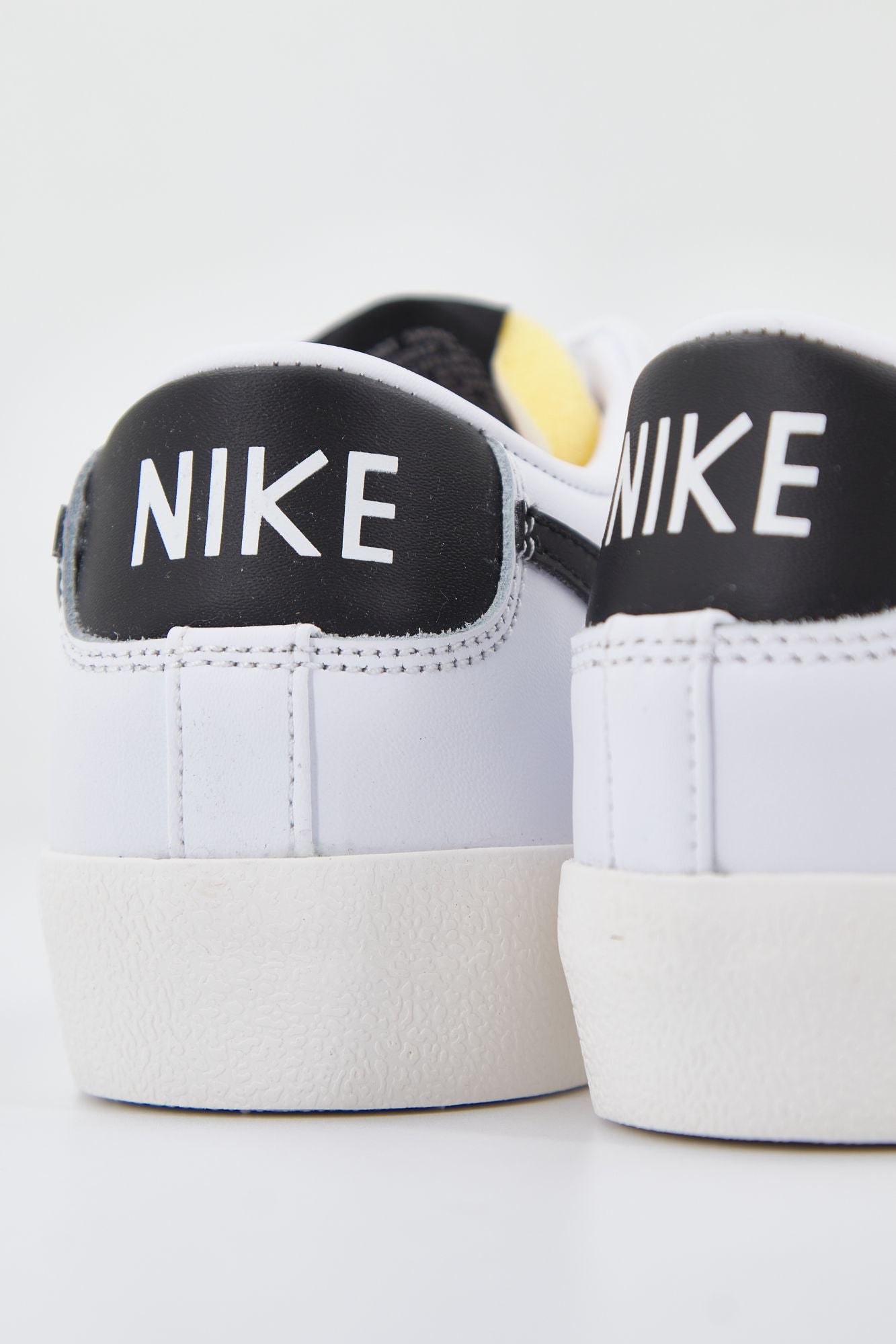 NIKE BLAZER LOW '77 en color BLANCO (4)