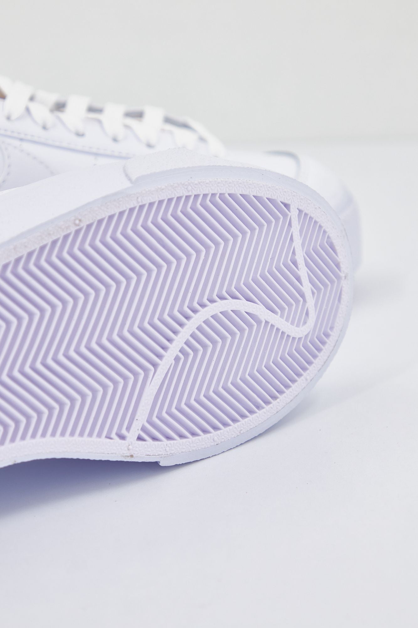 NIKE BLAZER LOW PLATFORM en color BLANCO (4)
