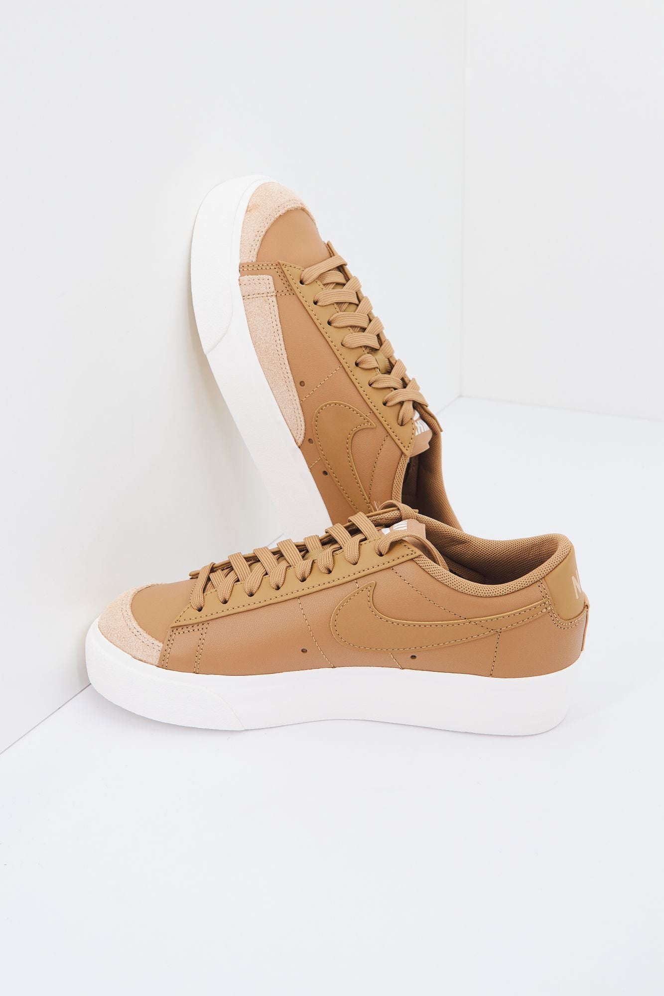 NIKE BLAZER LOW PLATFORM WOM en color MARRON (2)