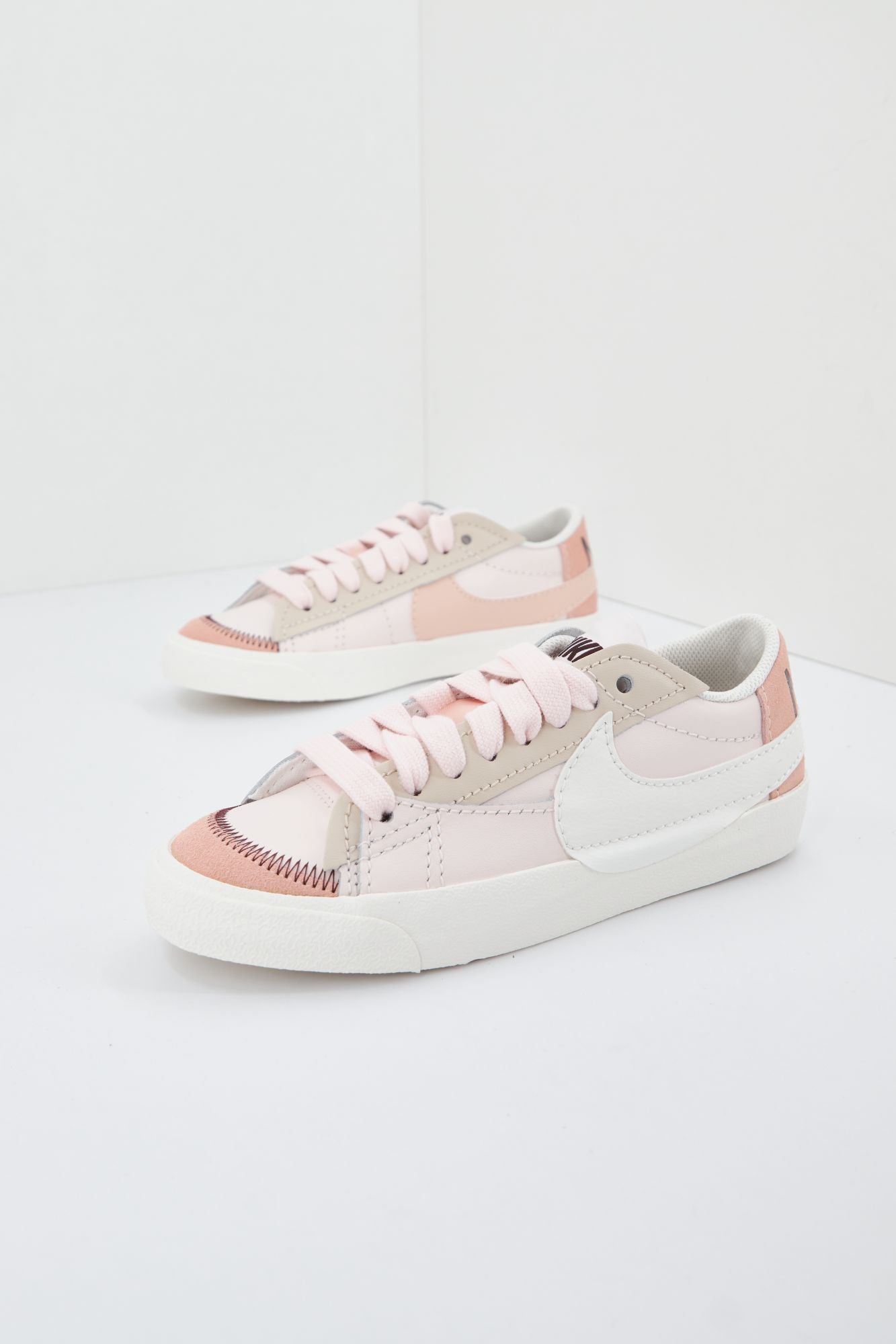 NIKE DQ1470 en color ROSA (1)