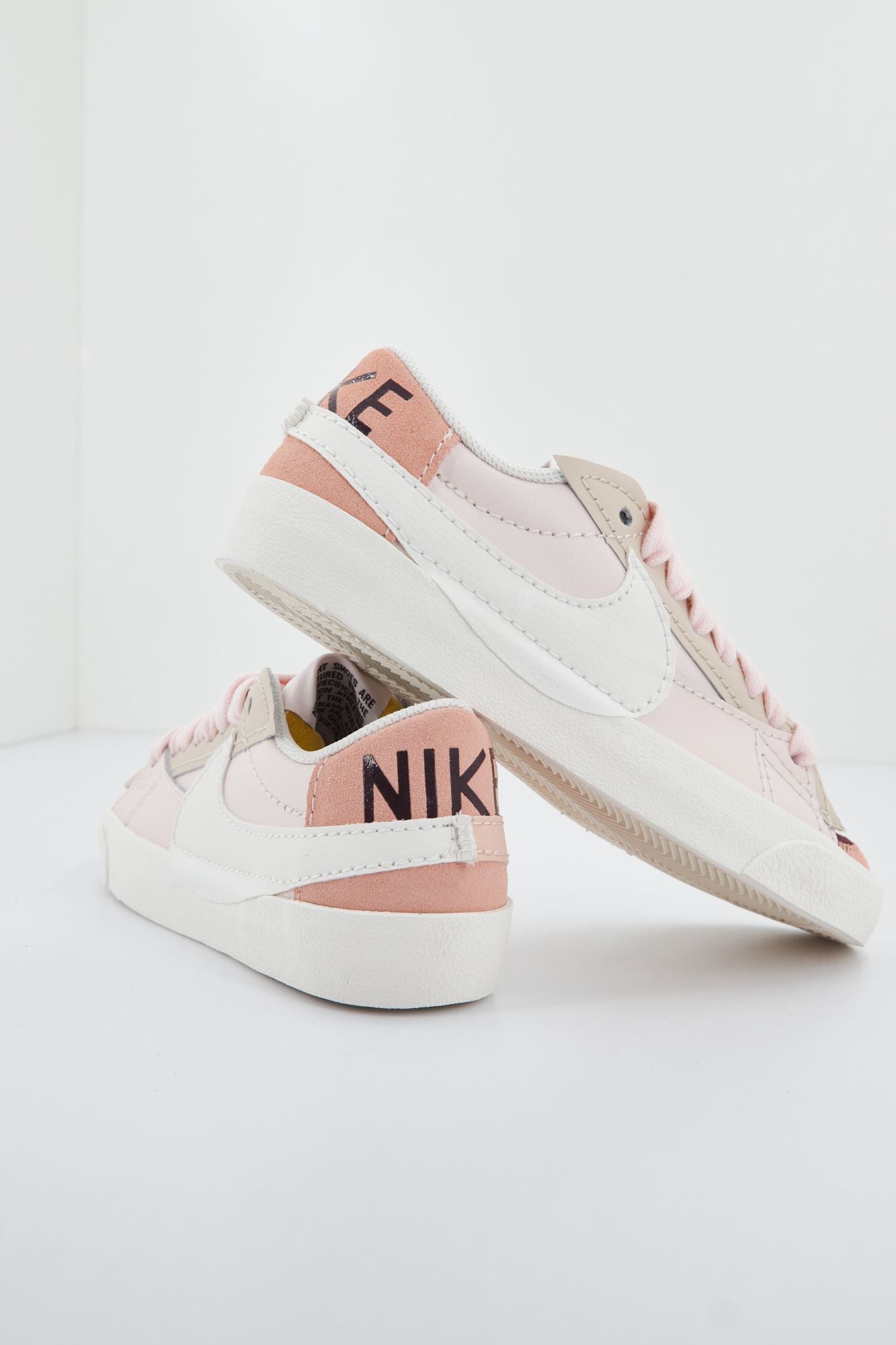 NIKE DQ1470 en color ROSA (2)