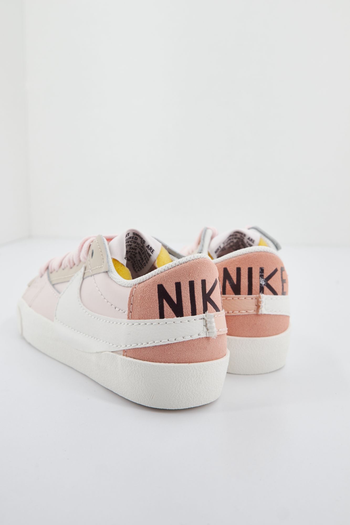 NIKE DQ1470 en color ROSA (3)