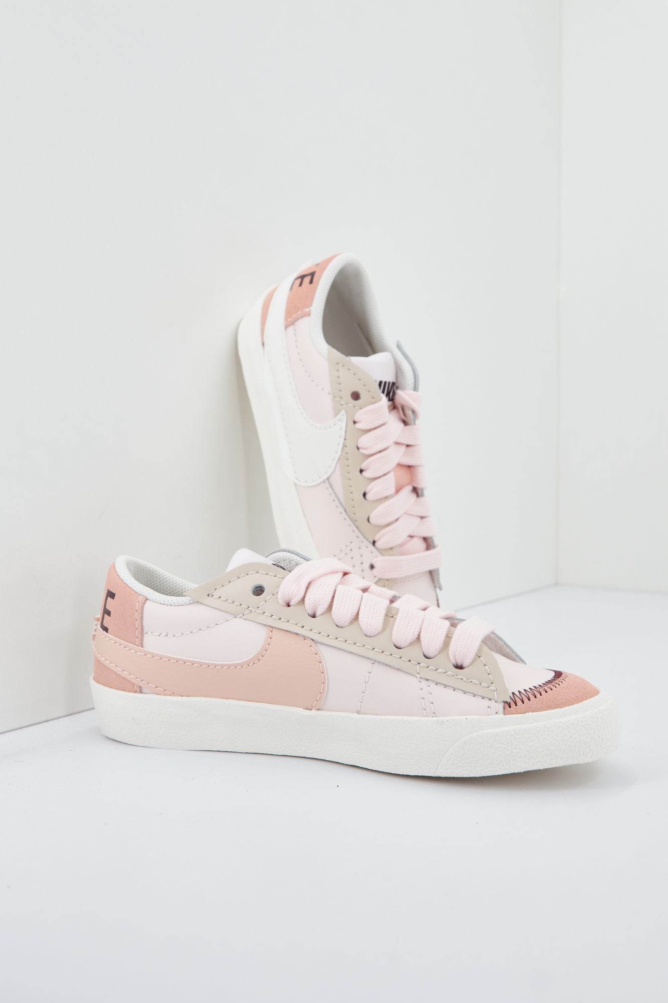 NIKE DQ1470 en color ROSA (4)