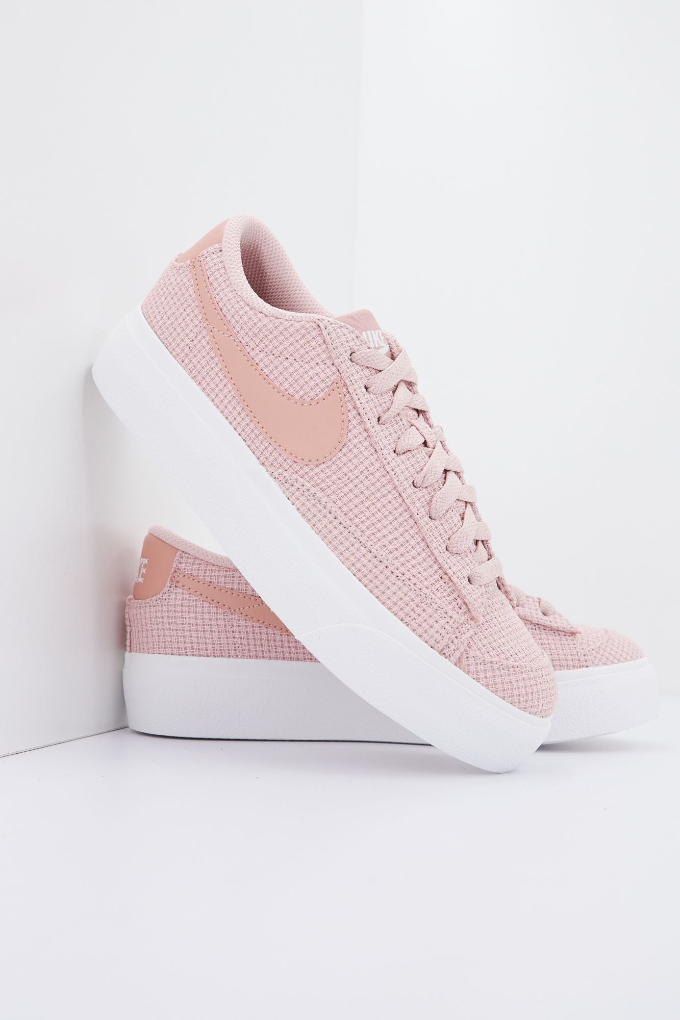 NIKE W BLAZER LOW PLATFORM en color ROSA (1)
