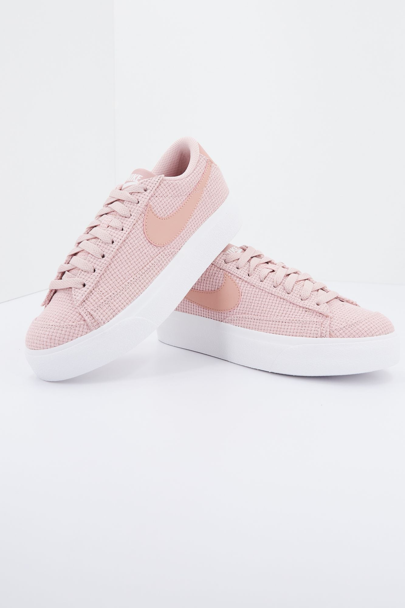 NIKE W BLAZER LOW PLATFORM en color ROSA (2)
