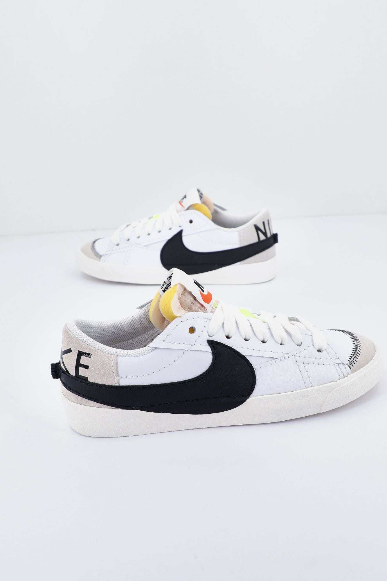 NIKE LOW '77 JUMBO ME en color BLANCO (3)