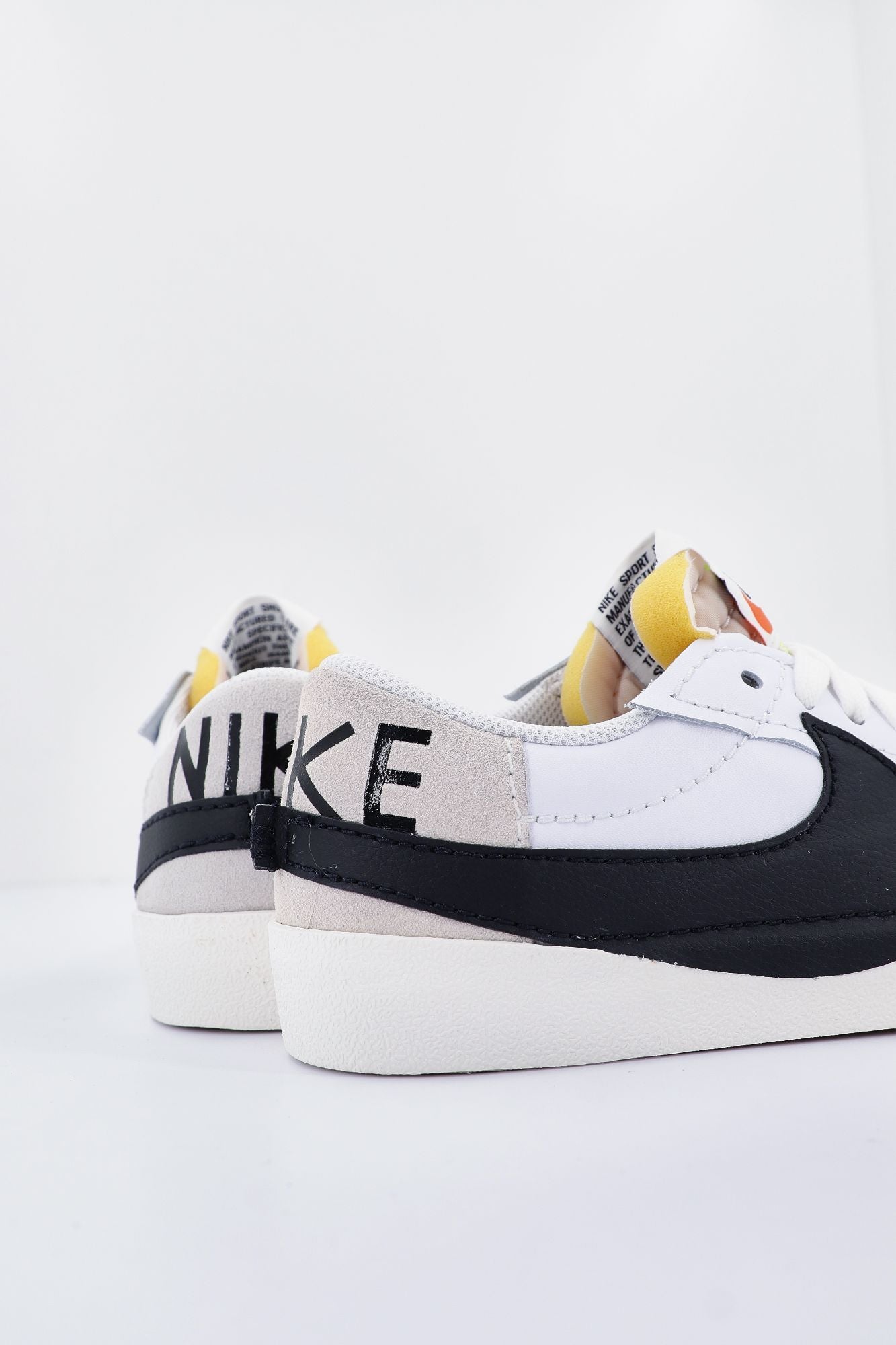 NIKE LOW '77 JUMBO ME en color BLANCO (4)