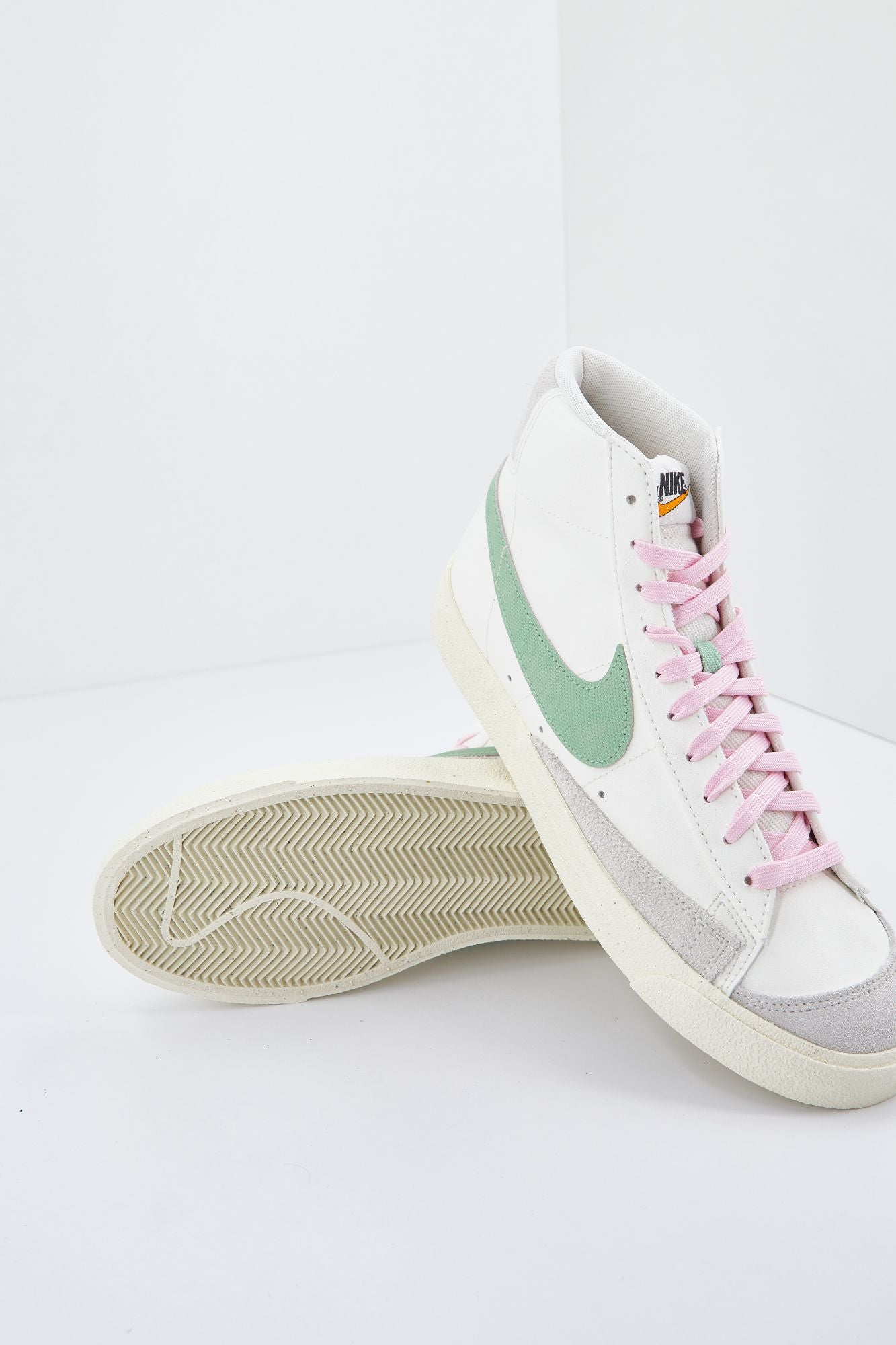 NIKE BLAZER MID '77 PRM en color BLANCO (3)