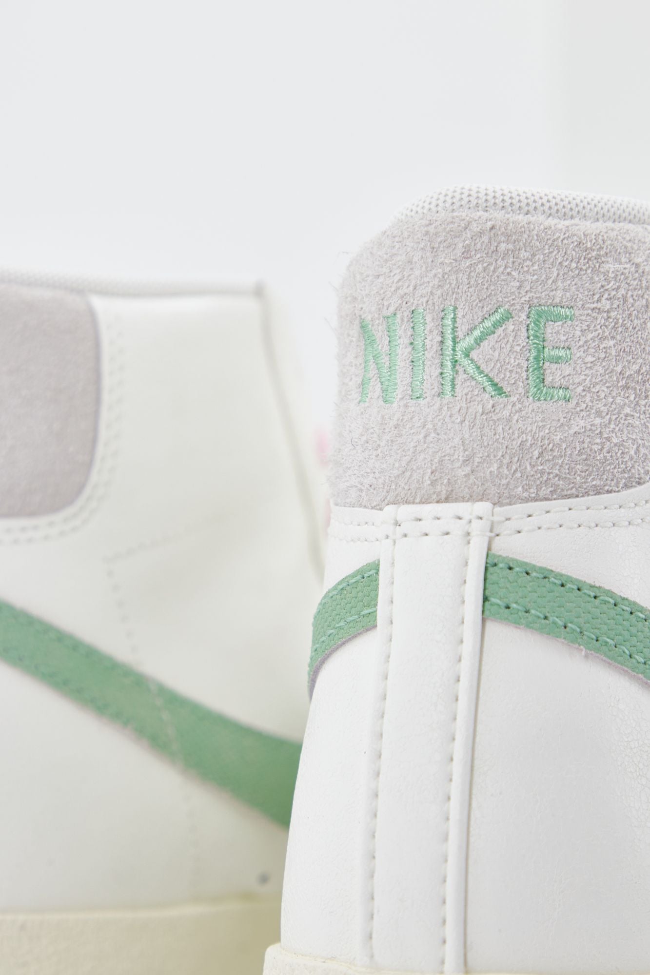 NIKE BLAZER MID '77 PRM en color BLANCO (4)