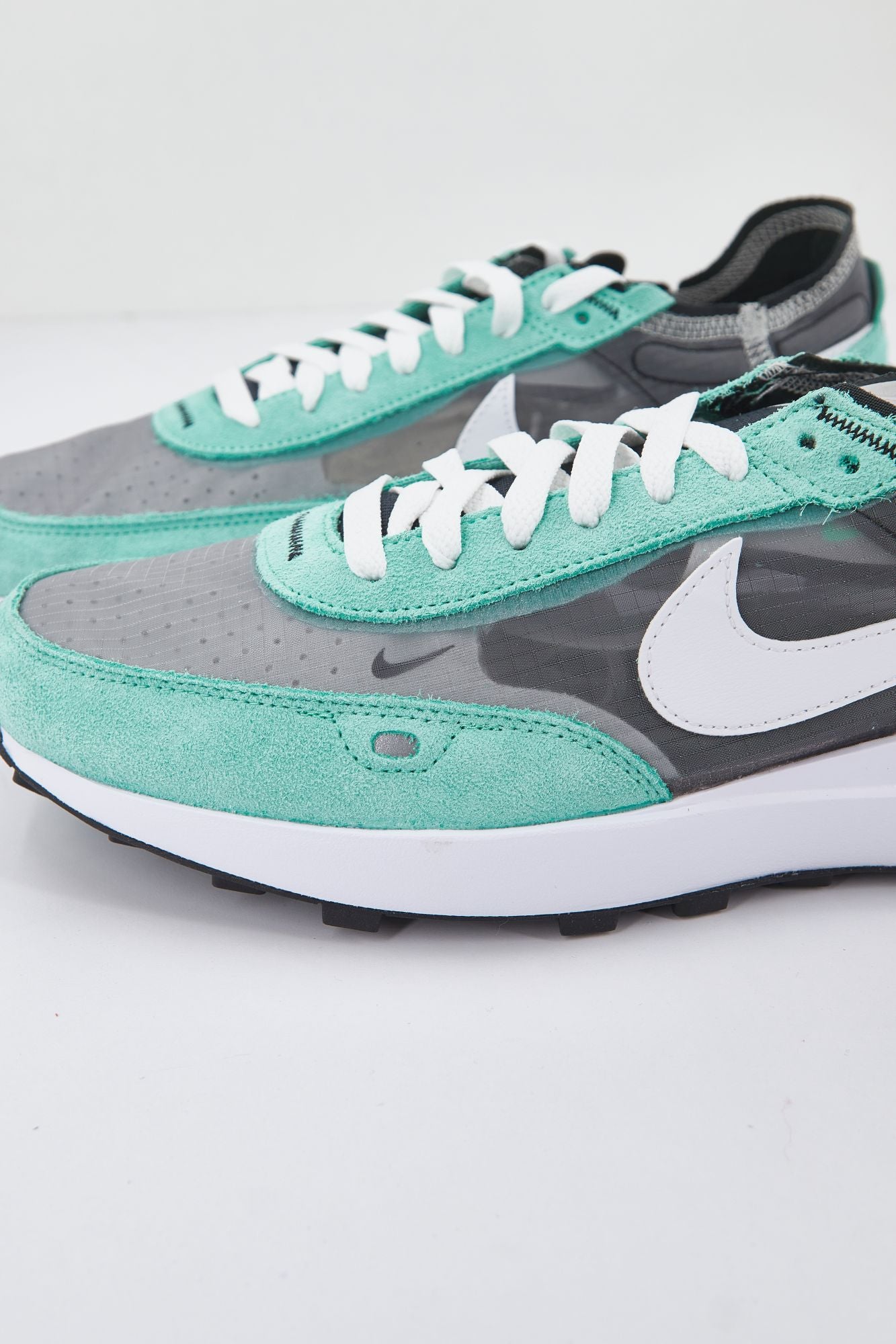 NIKE WAFFLE ONE SE MEN'S en color VERDE (2)
