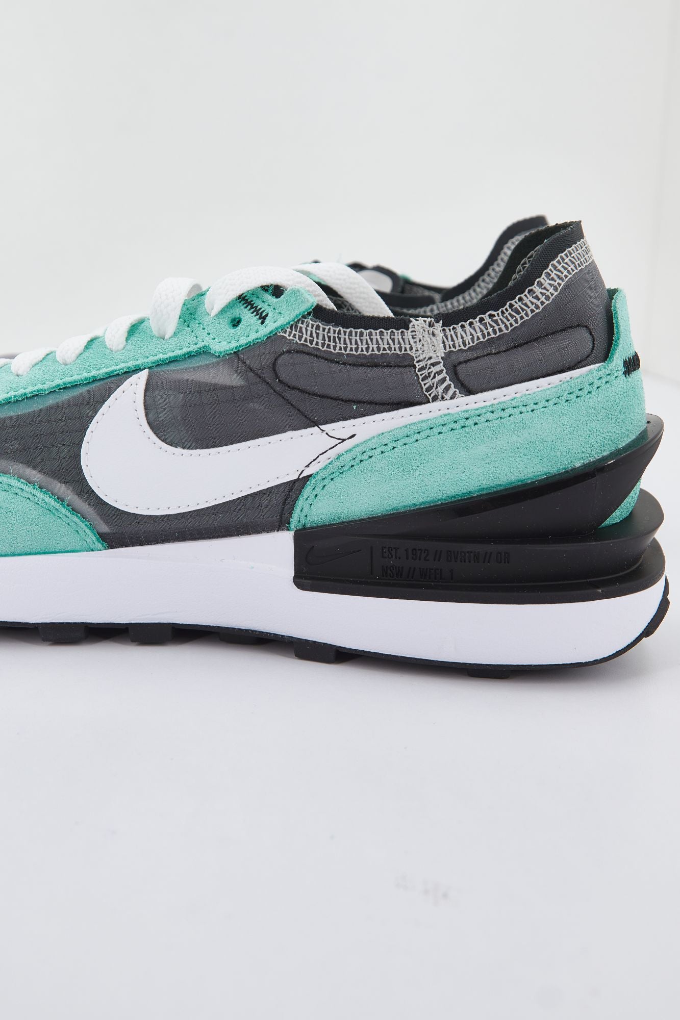 NIKE WAFFLE ONE SE MEN'S en color VERDE (4)