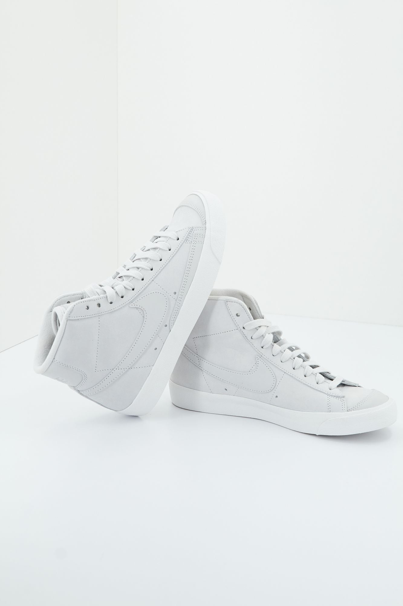 NIKE BLAZER MID '77 LX MEN'S en color GRIS (1)