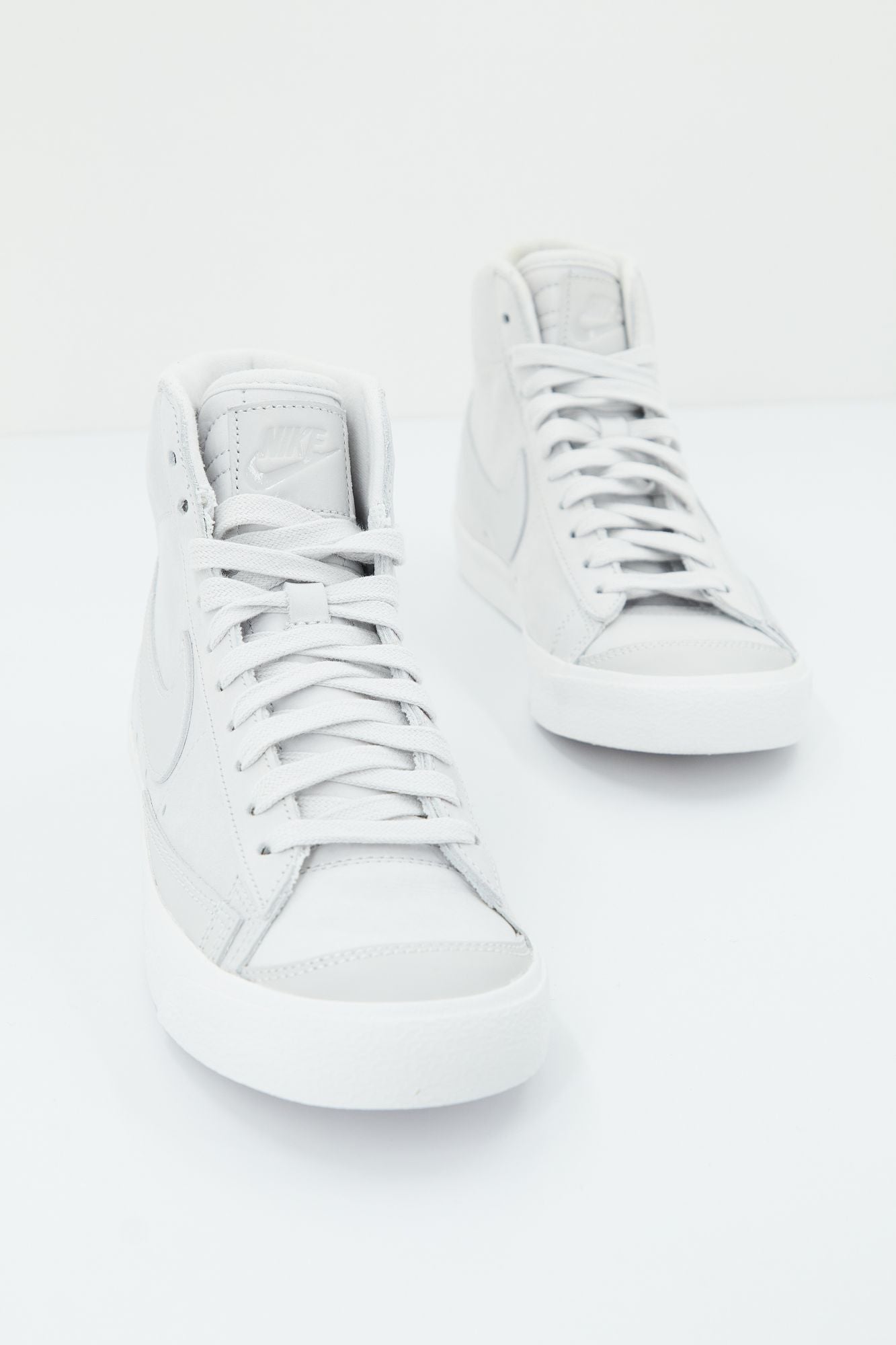 NIKE BLAZER MID '77 LX MEN'S en color GRIS (2)