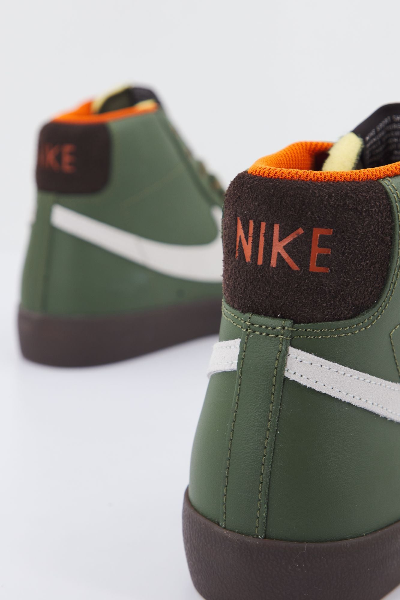 NIKE BLAZER MID '77 VNTG HO22 en color VERDE (4)