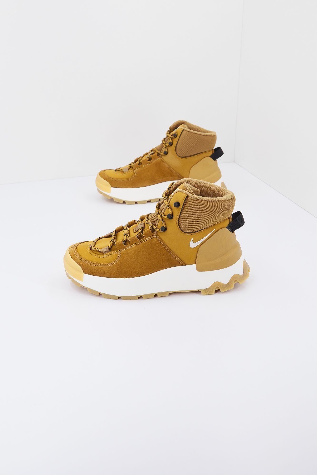 NIKE CITY BOOT WOMEN en color AMARILLO (1)