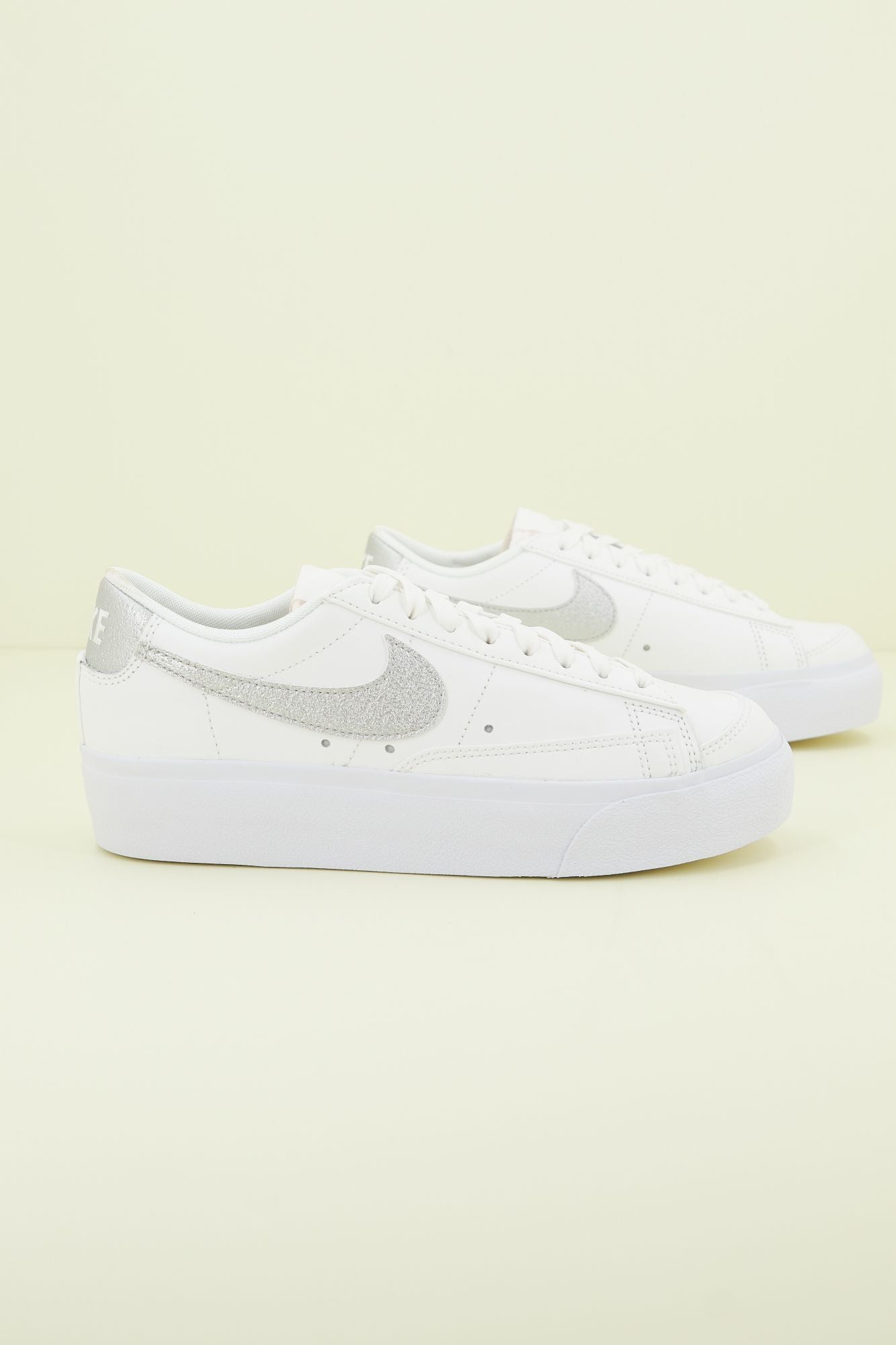 NIKE BLAZER LOW PLATFORM WOM en color BLANCO (2)