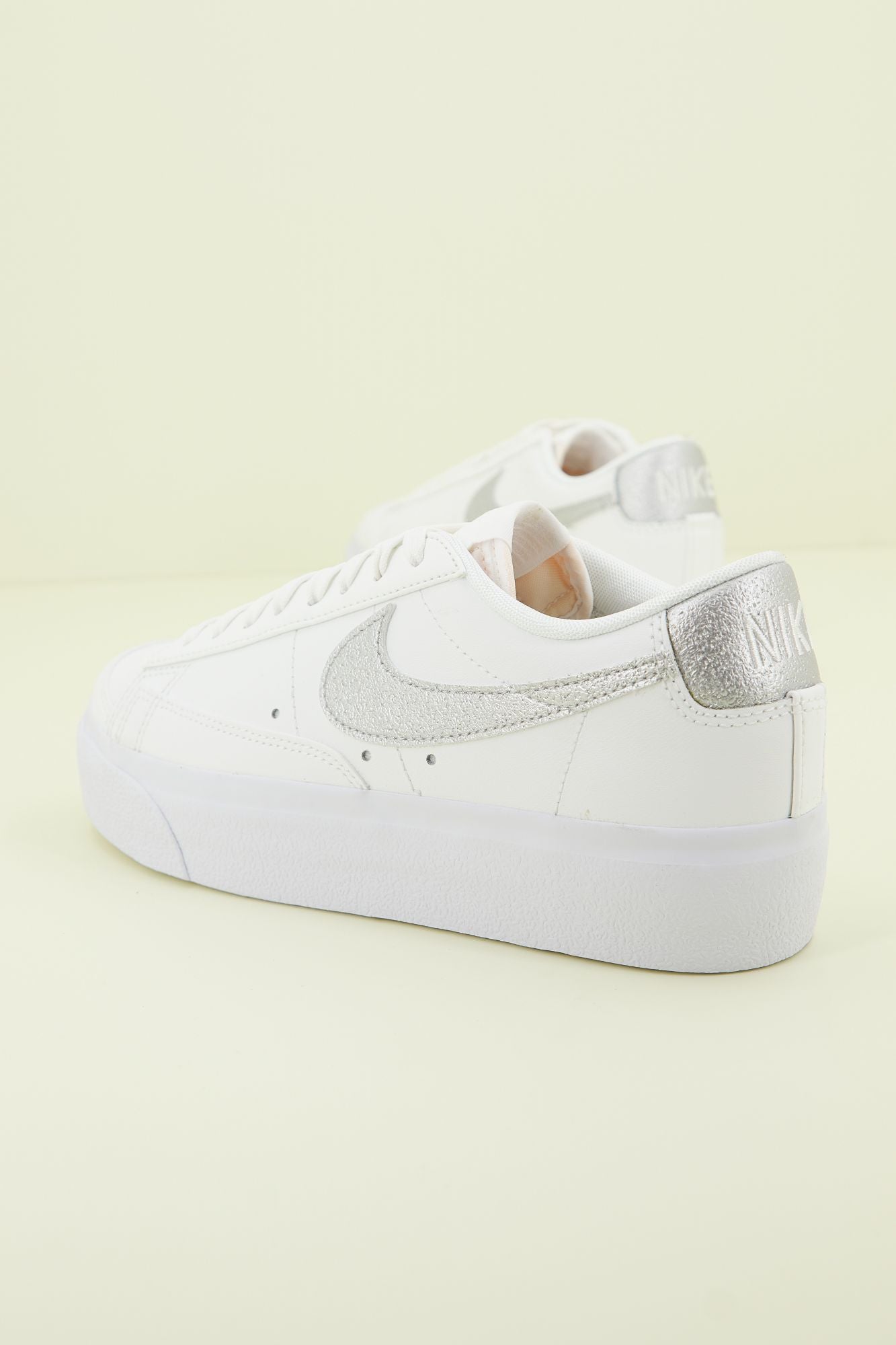 NIKE BLAZER LOW PLATFORM WOM en color BLANCO (3)