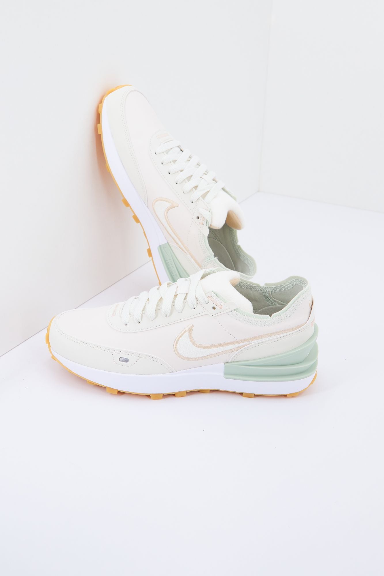 NIKE WAFFLE ONE SE HO22 en color BLANCO (1)