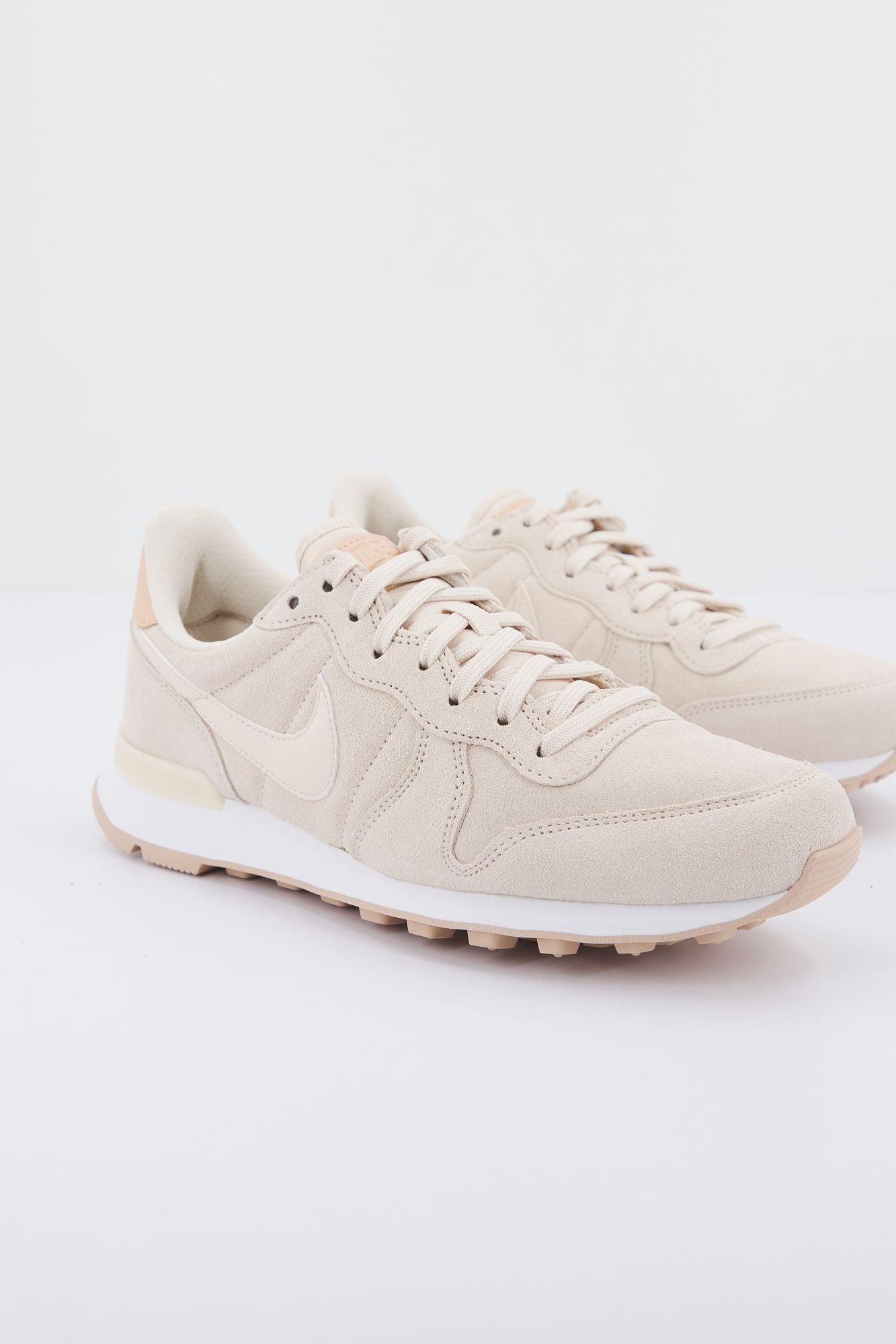 NIKE INTERNATIONALIST C en color BEIS (1)