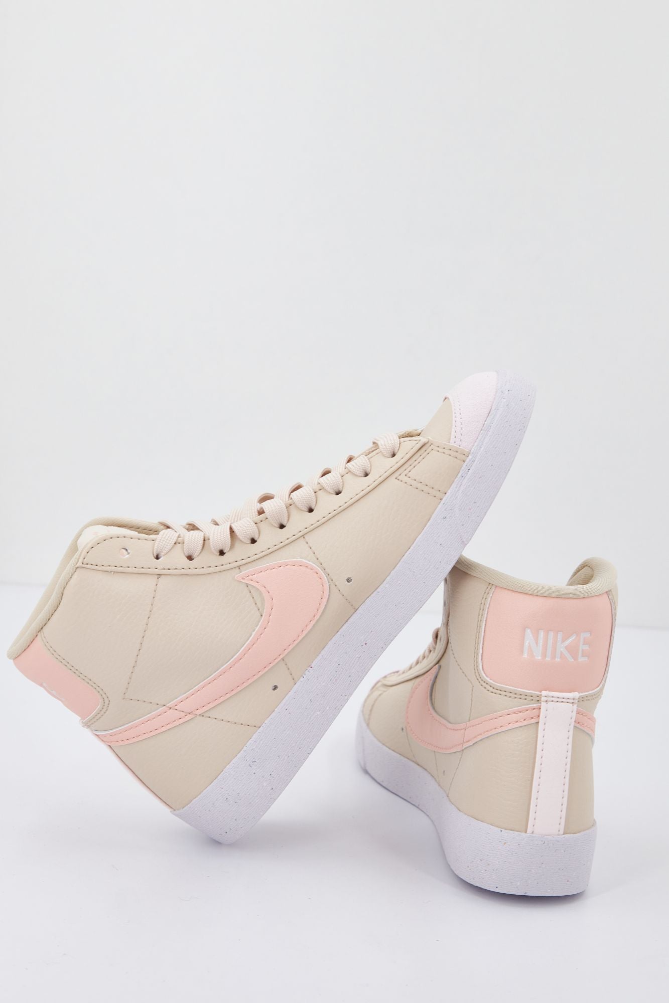 NIKE BLAZER MID '77 NEXT NATURE en color BEIS (2)