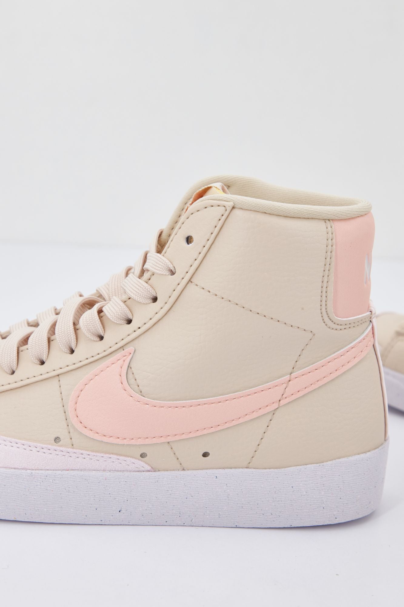 NIKE BLAZER MID '77 NEXT NATURE en color BEIS (3)