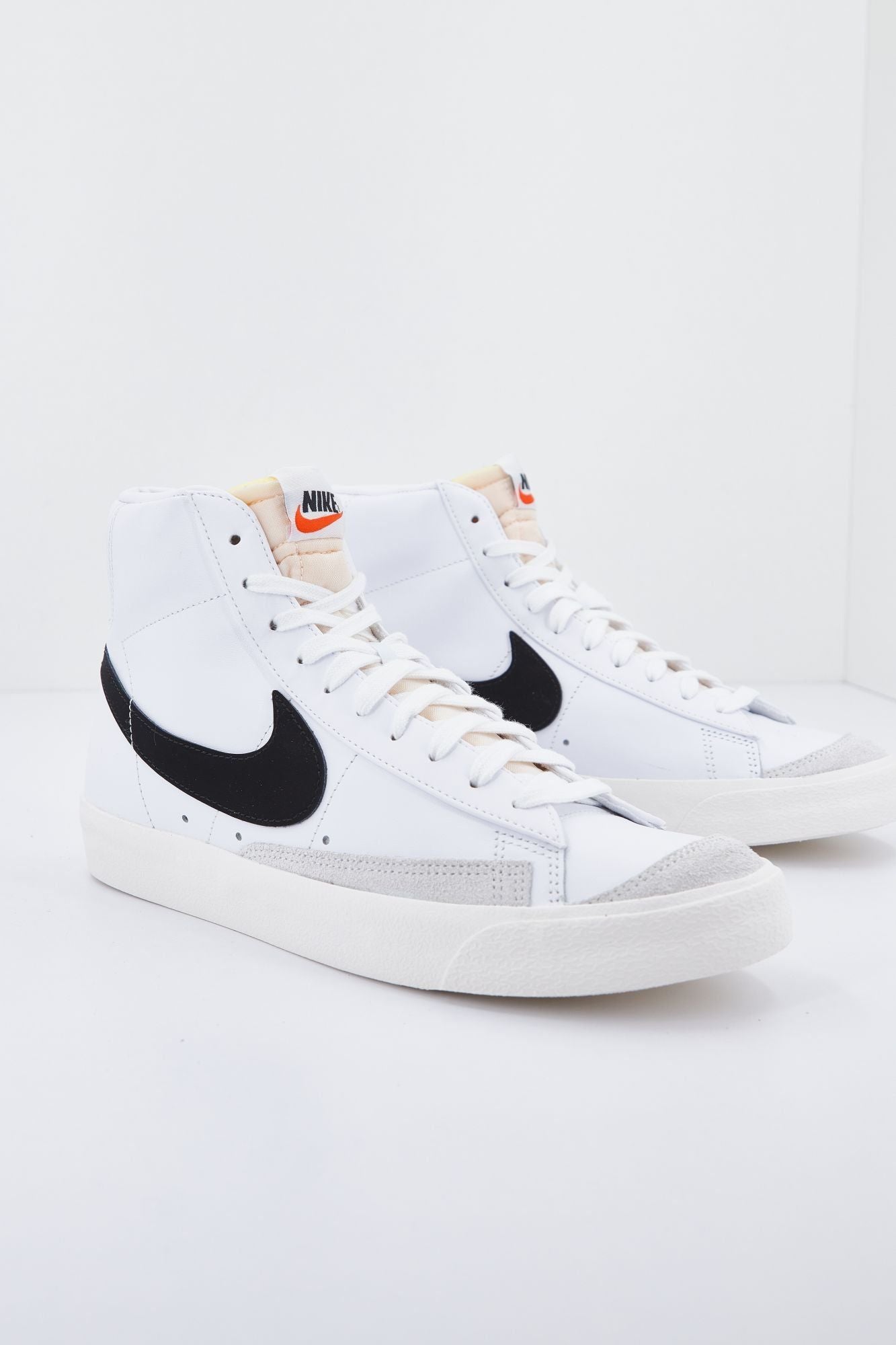 NIKE NIKE MID BLAZER en color BLANCO (1)