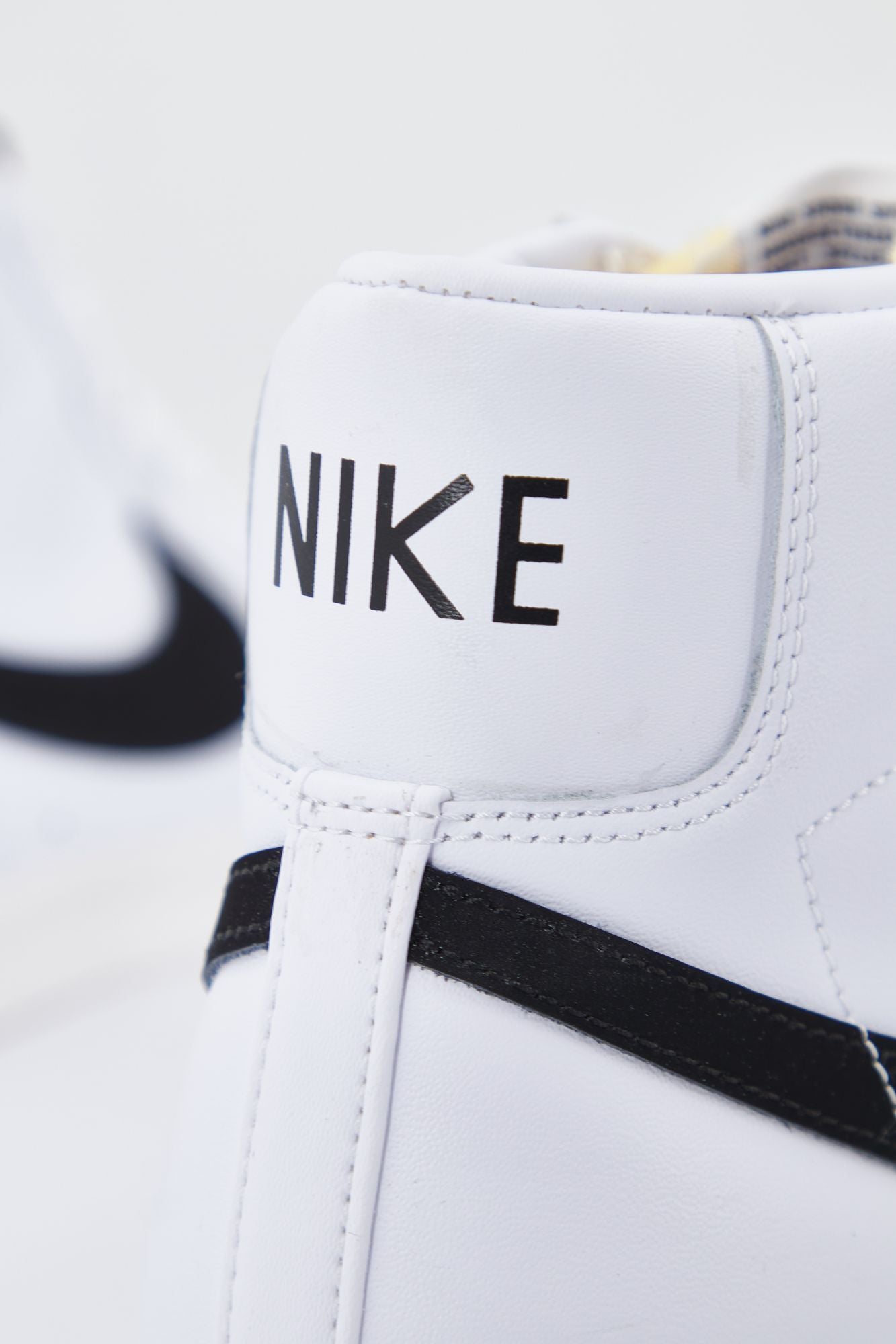 NIKE NIKE MID BLAZER en color BLANCO (4)