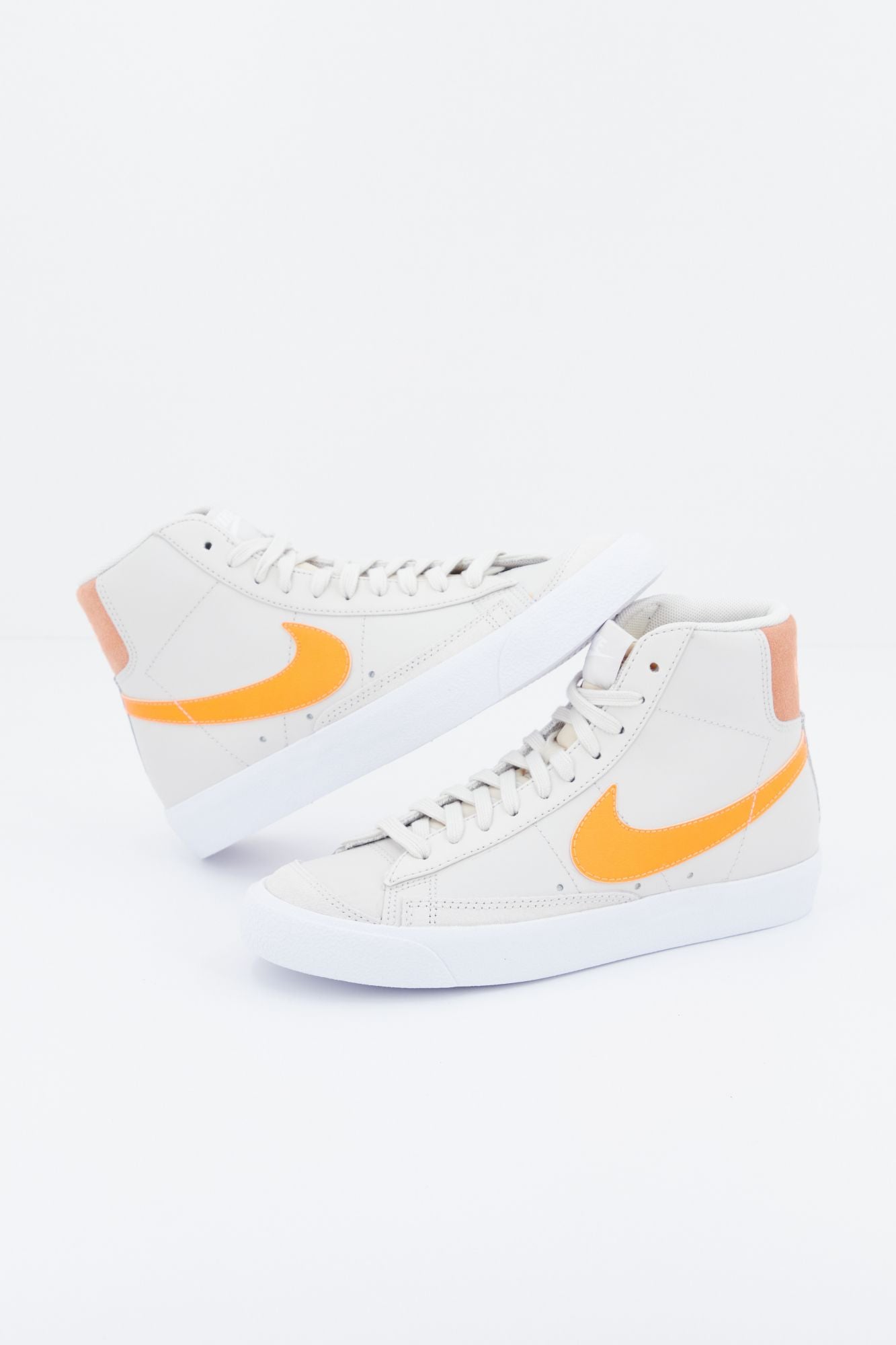 NIKE Blazer Mid '77 en color BEIS (1)