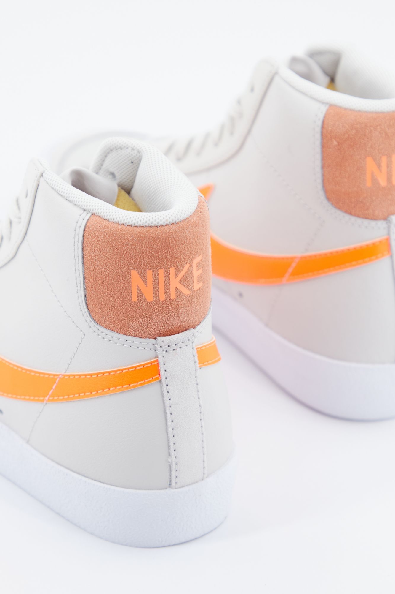 NIKE Blazer Mid '77 en color BEIS (3)