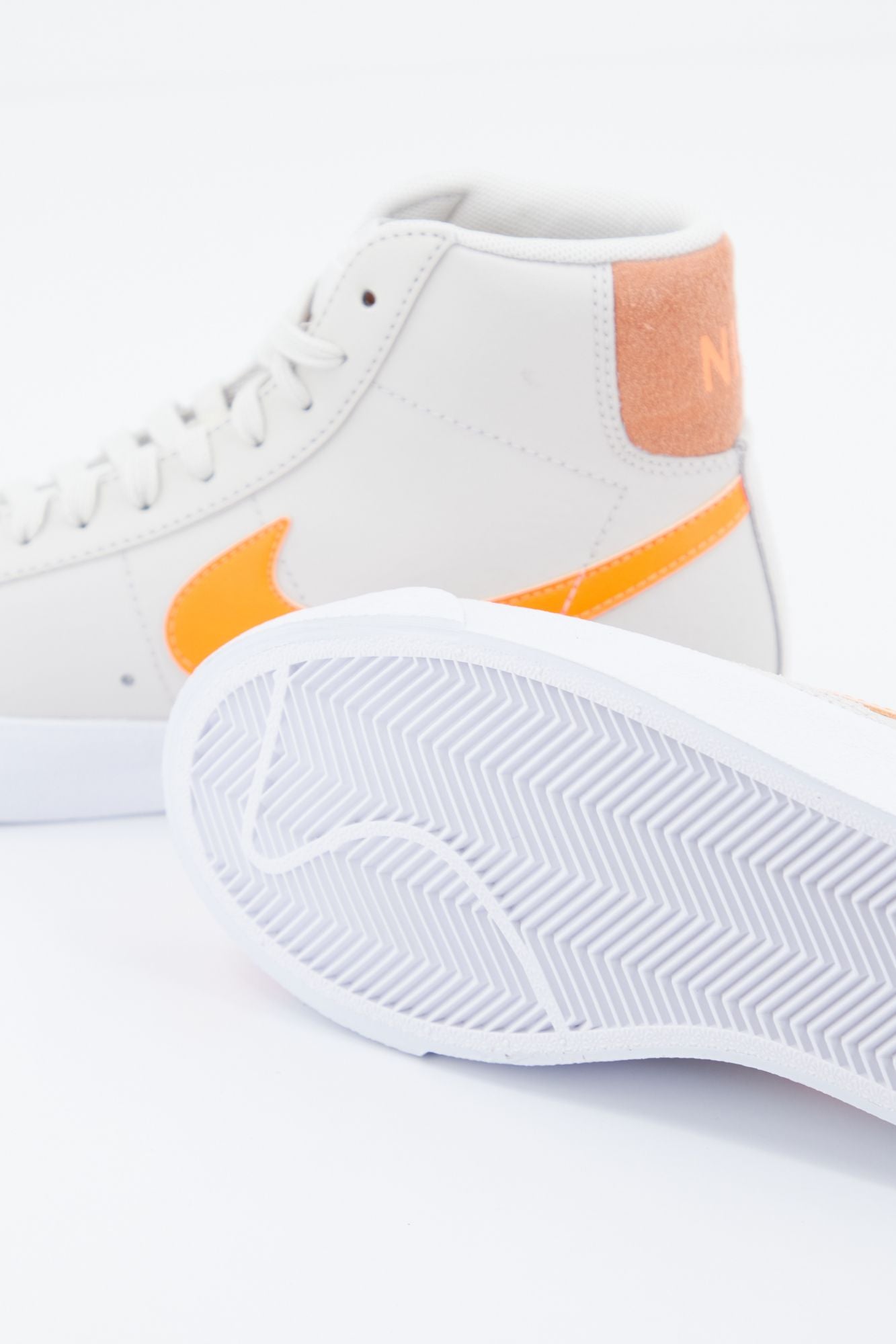 NIKE Blazer Mid '77 en color BEIS (4)