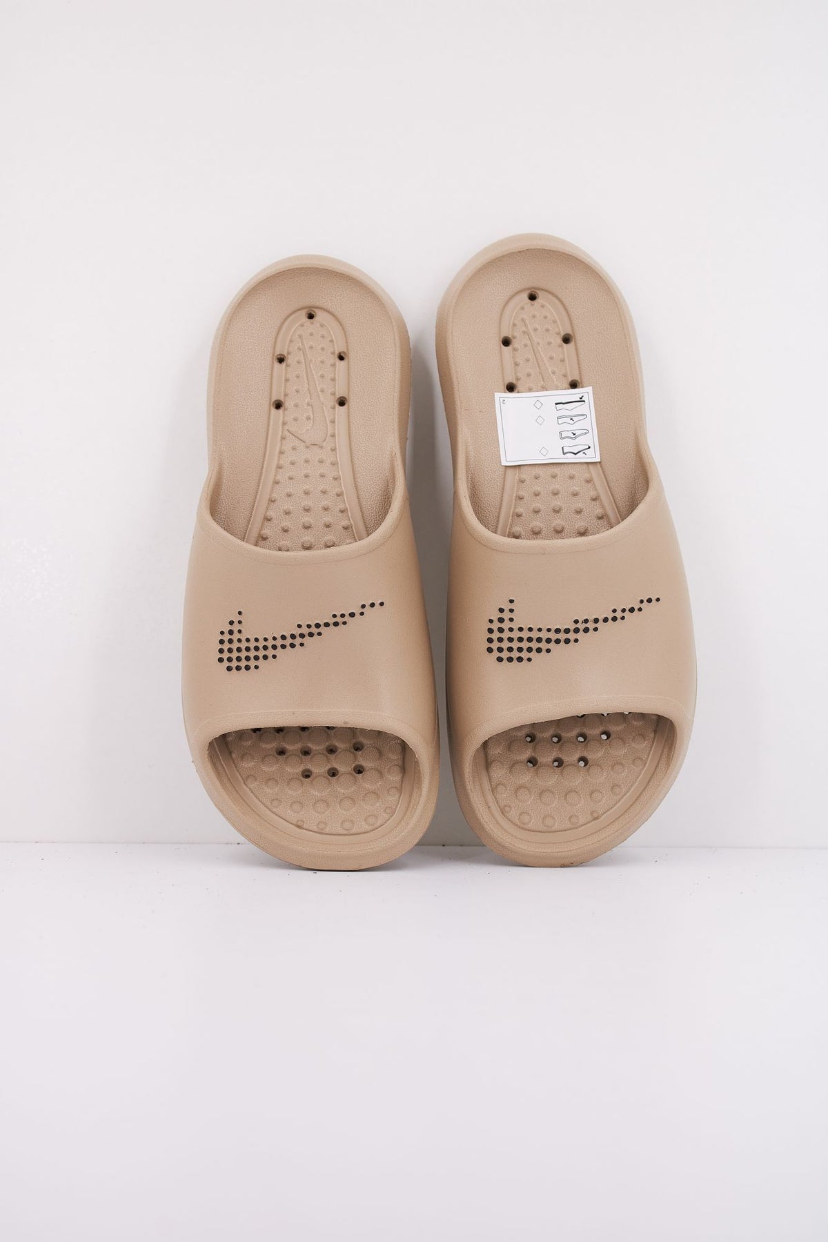 NIKE VICTORI ONE CZ5478 en color MARRON CLARO (3)