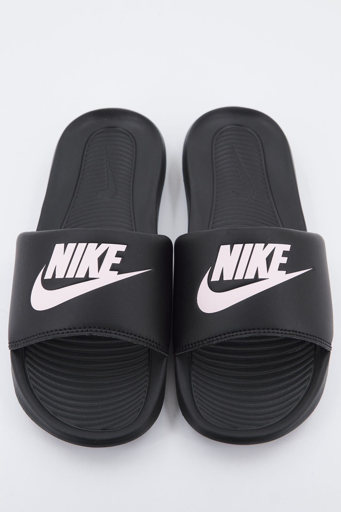 NIKE WMNS VICTORI ONE SLIDE en color NEGRO (1)