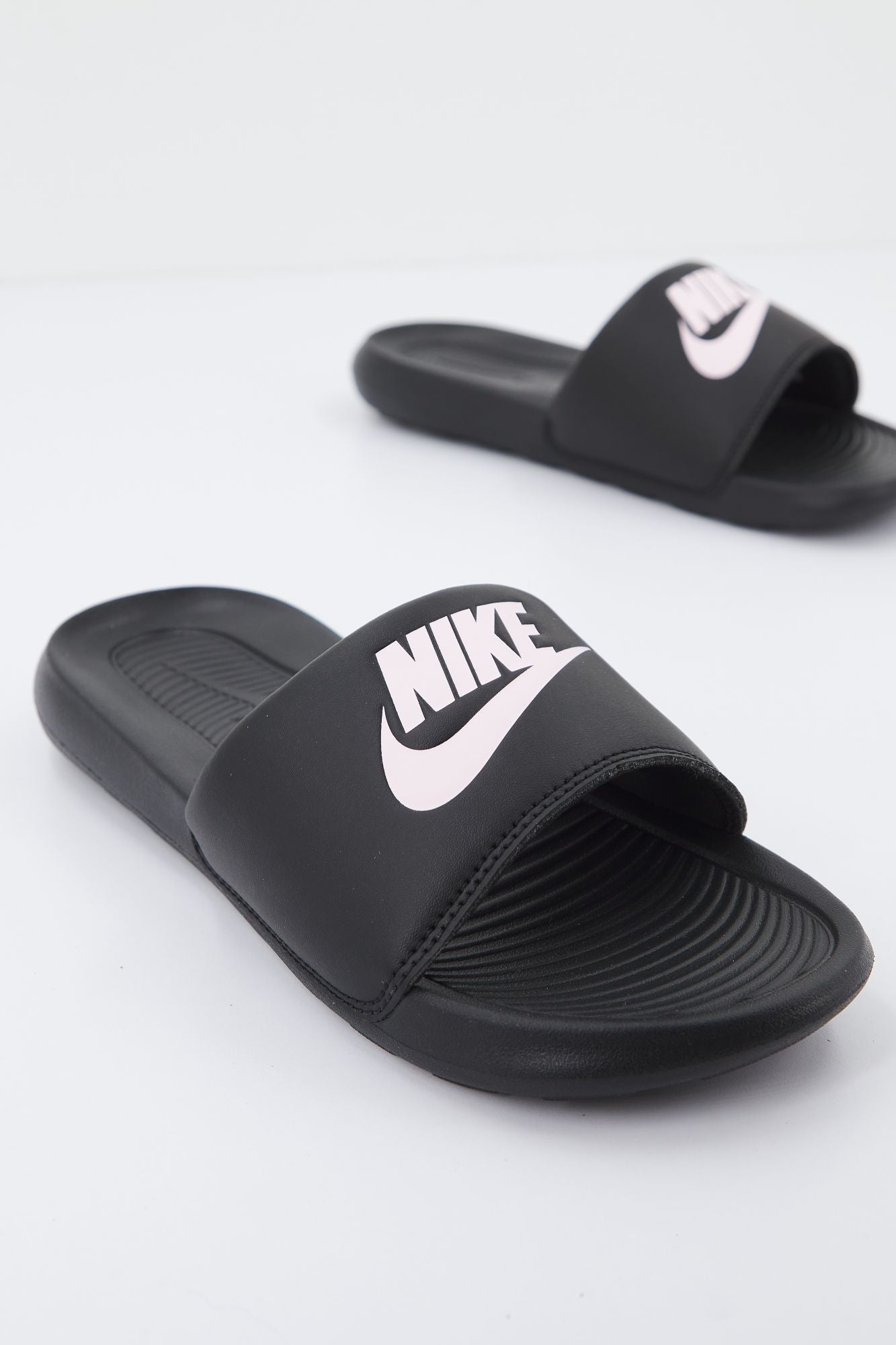 NIKE WMNS VICTORI ONE SLIDE en color NEGRO (2)