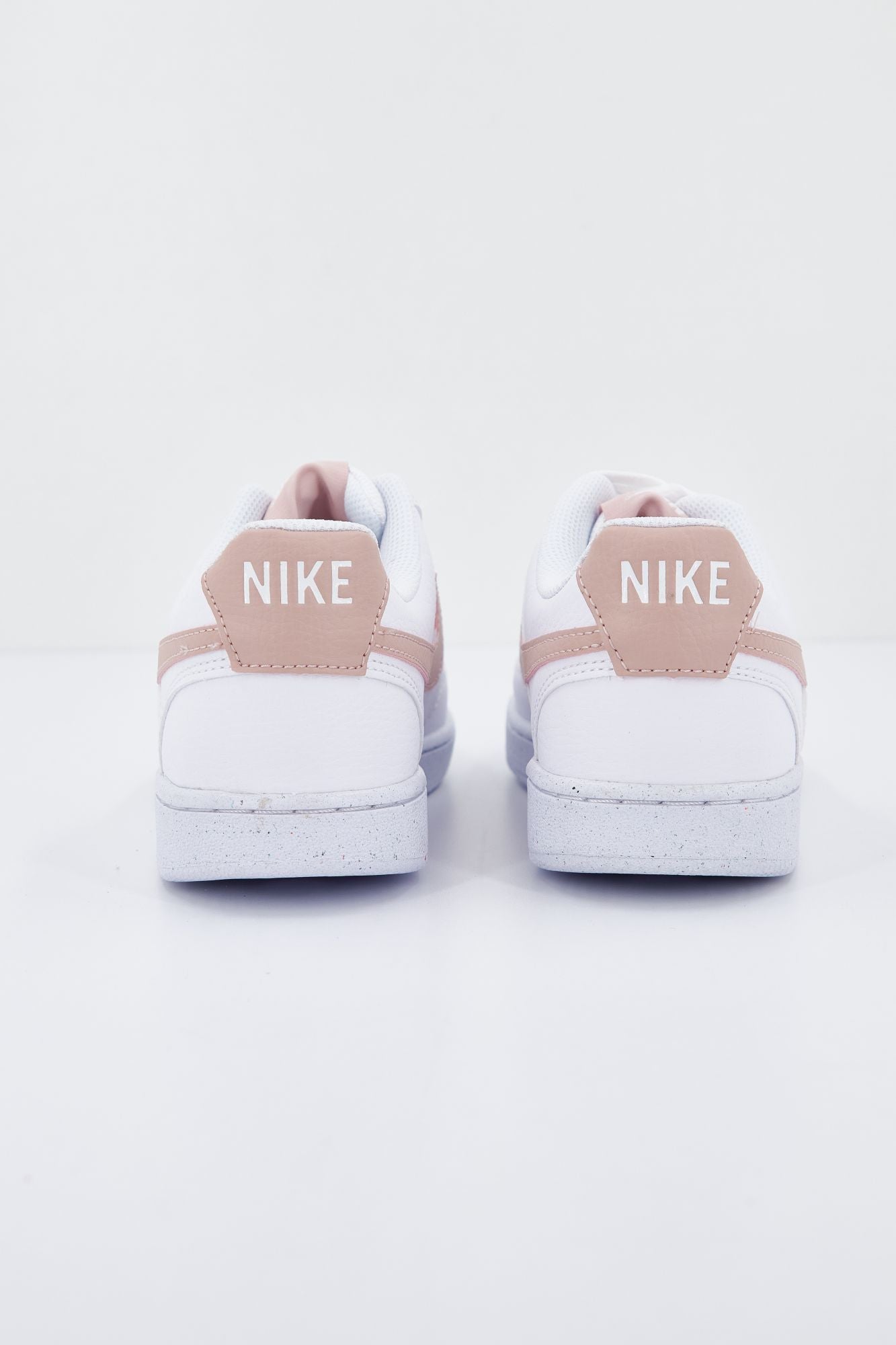 NIKE COURT VISION LOW BE WOM en color BEIS (3)