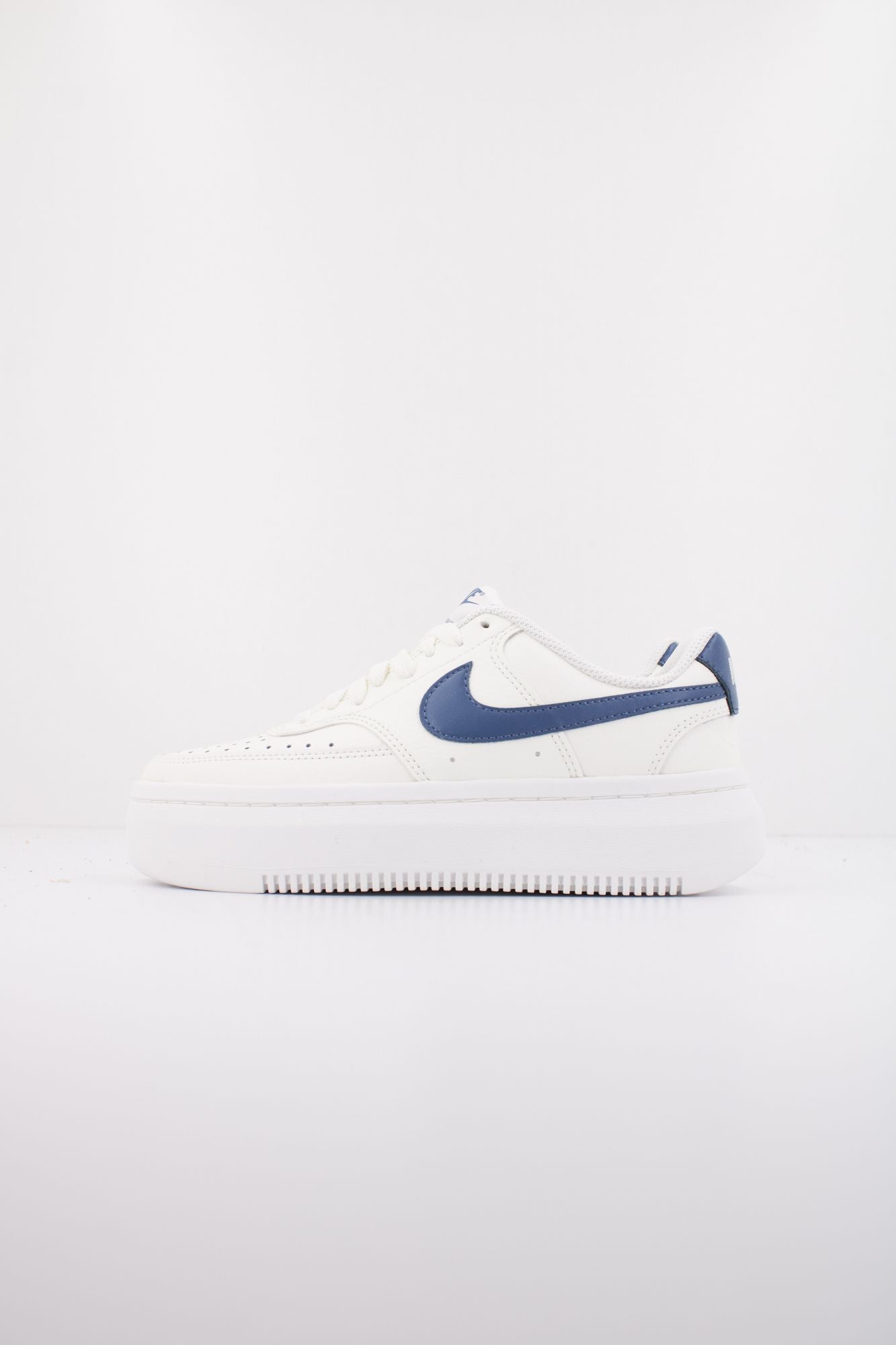 NIKE COURT VISION ALTA en color BLANCO (1)