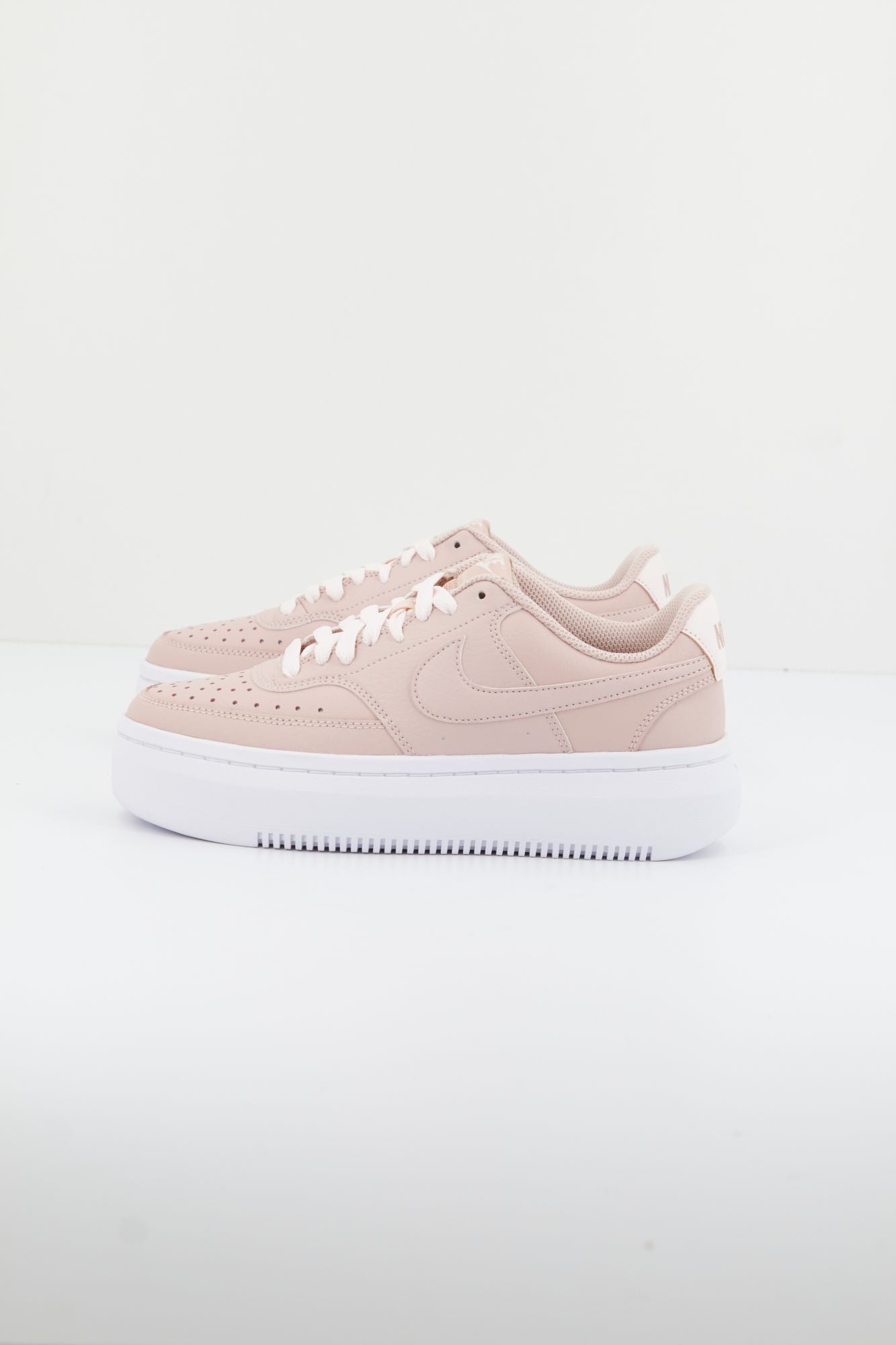 NIKE COURT VISION ALTA en color ROSA (1)