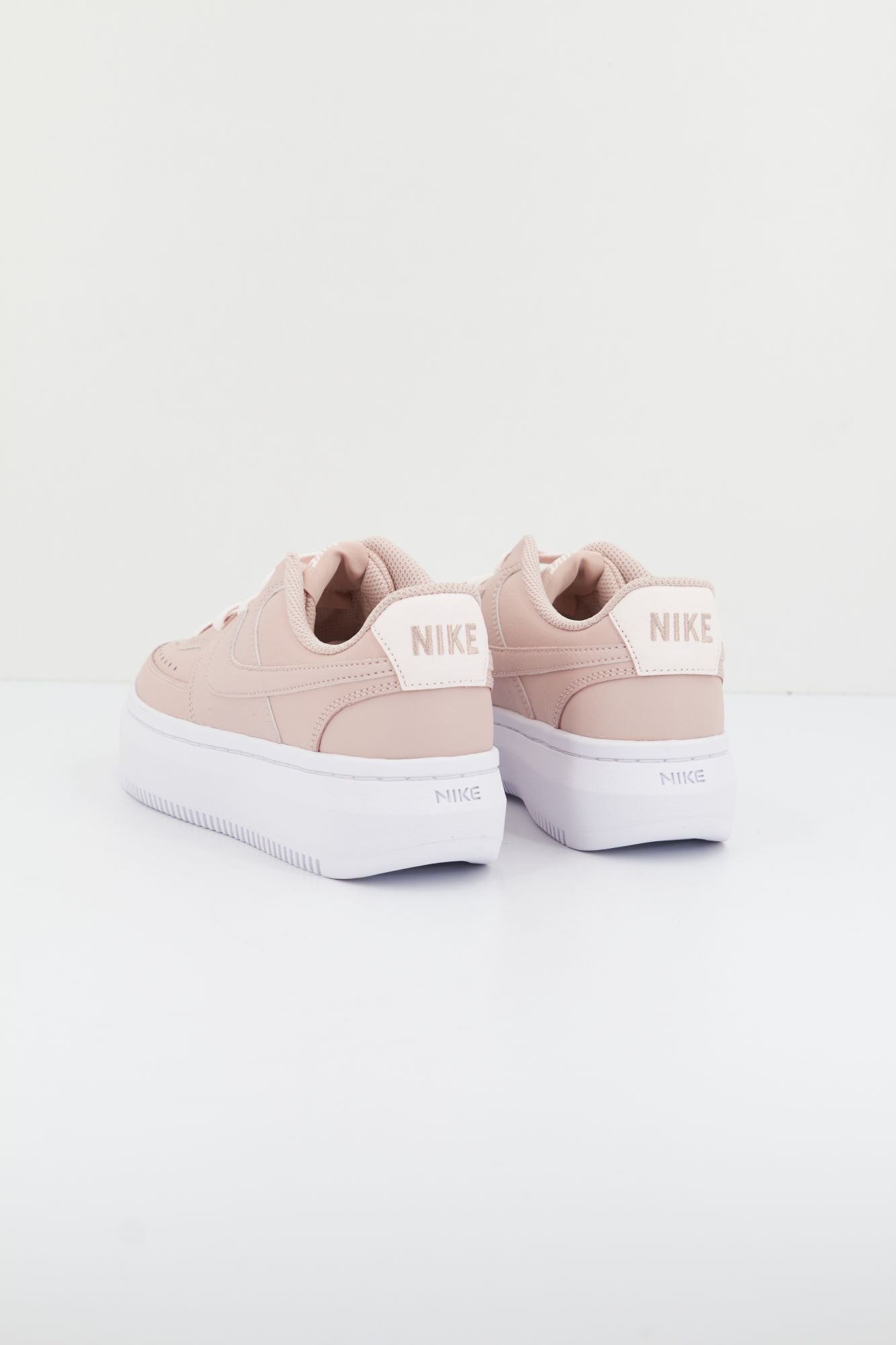 NIKE COURT VISION ALTA en color ROSA (2)