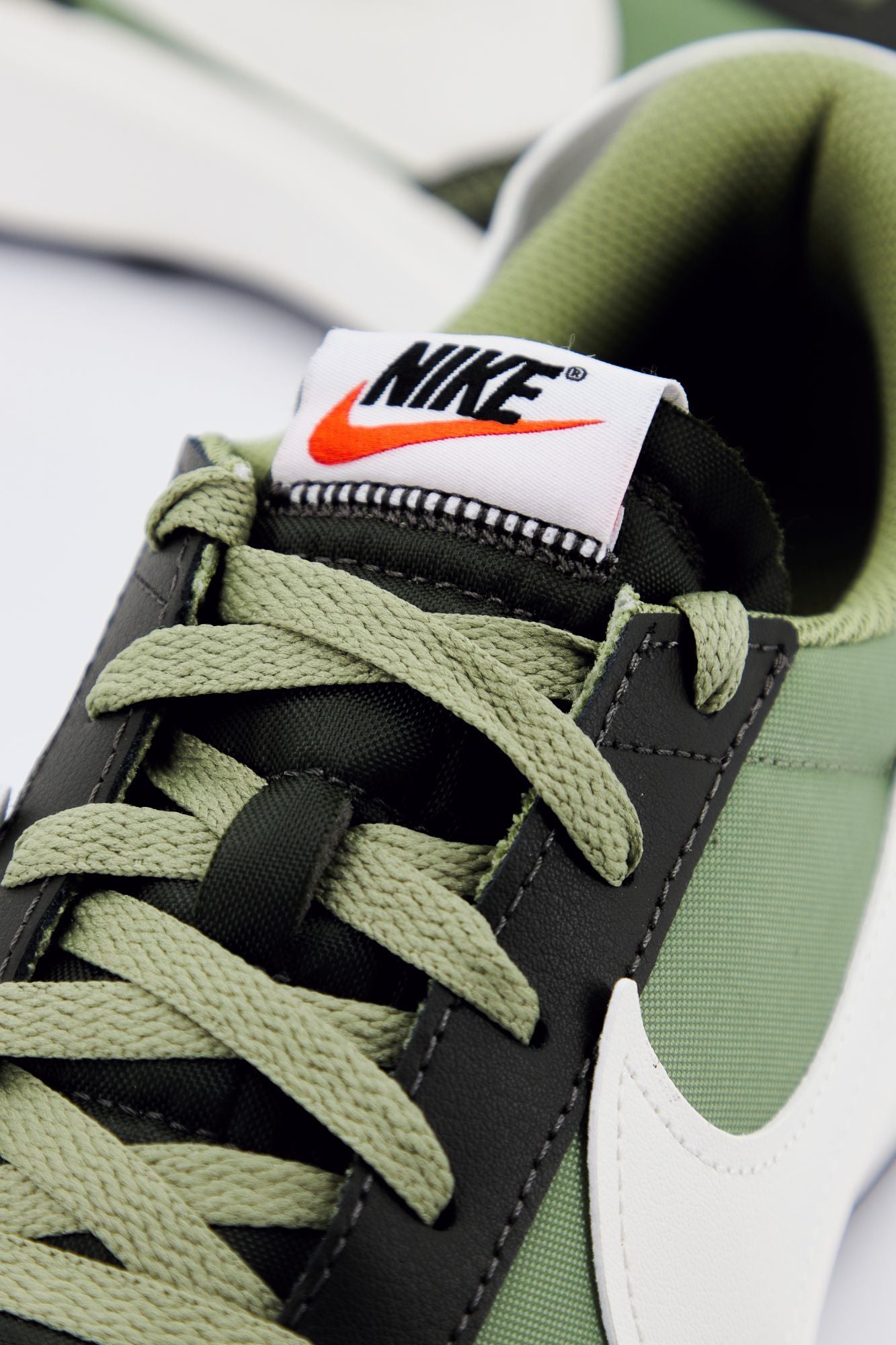 NIKE WAFFLE DEBUT MEN'S SHOE en color VERDE (4)