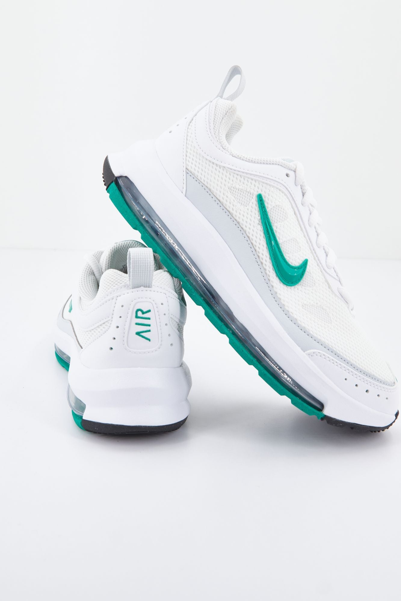 NIKE AIR MAX AP WOMEN'S SHOE en color BLANCO (2)