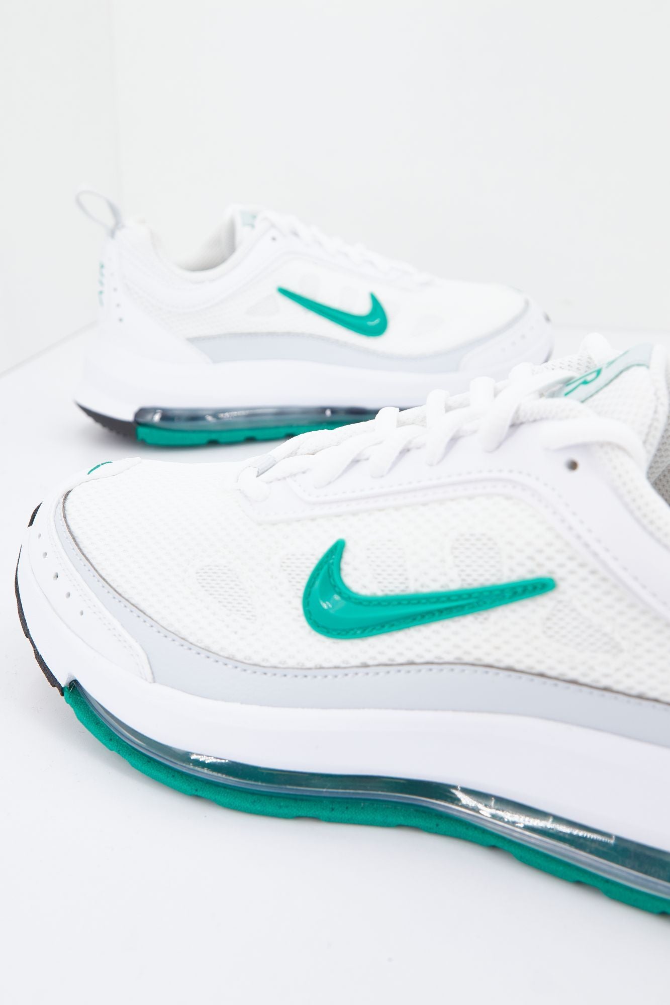 NIKE AIR MAX AP WOMEN'S SHOE en color BLANCO (3)