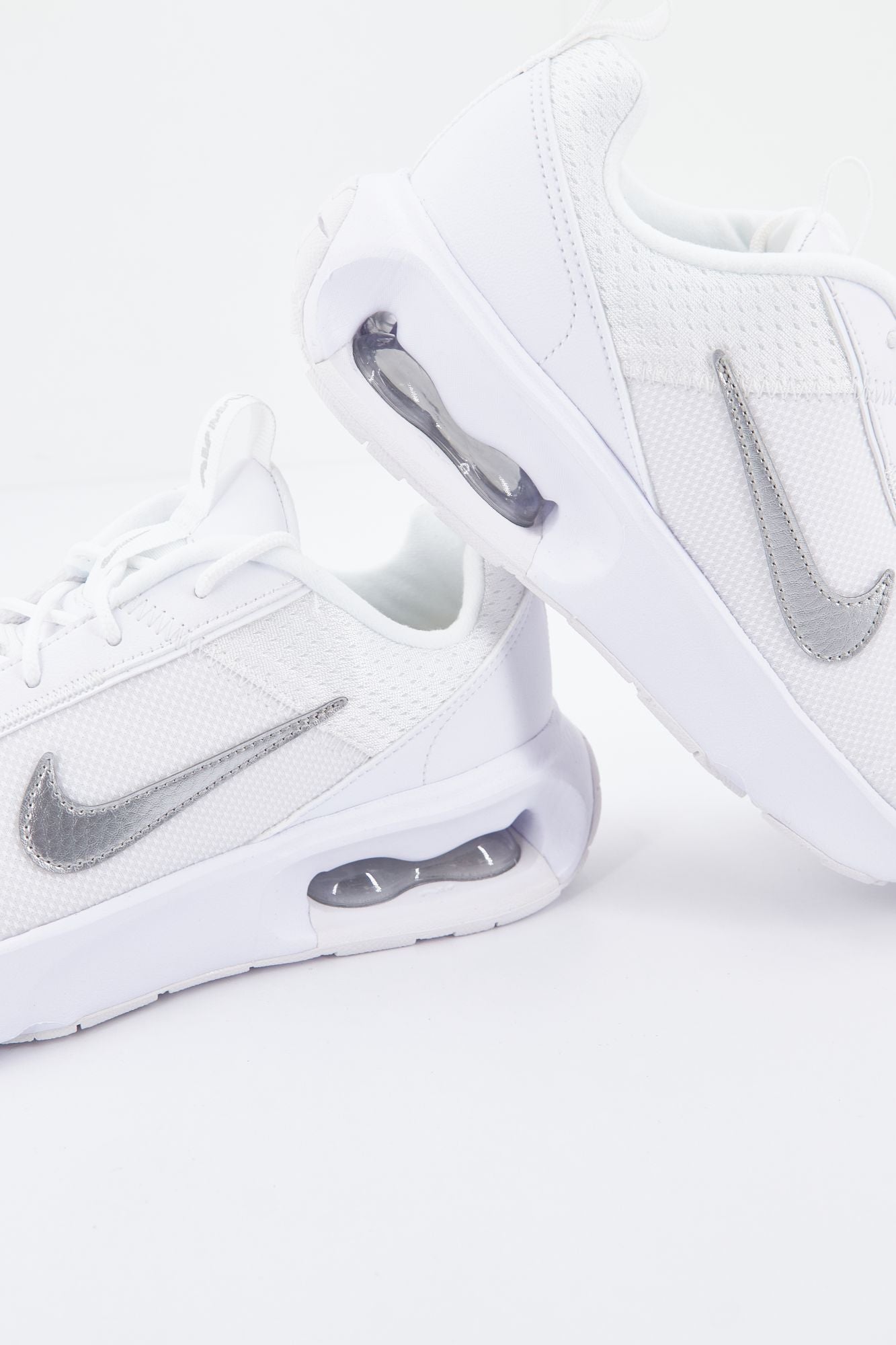 NIKE MAX INTRLK LITE WOM en color BLANCO (2)